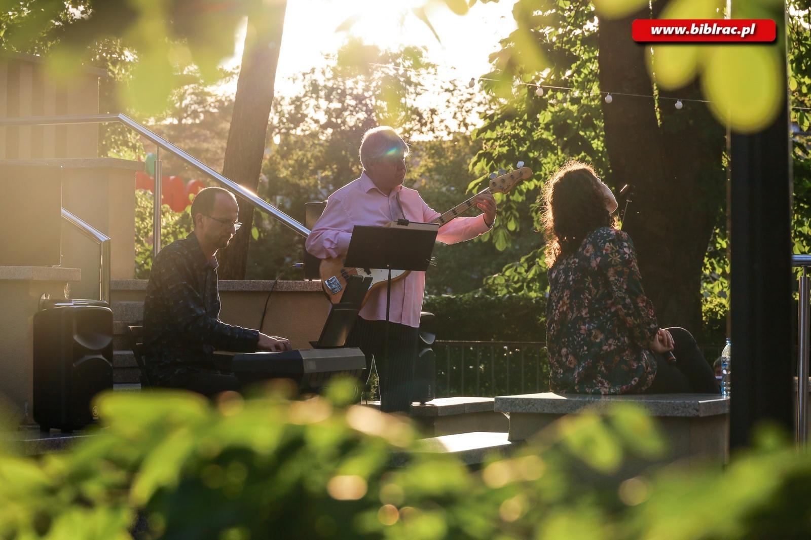 Zdjęcie w galerii na portalu naszraciborz.pl: Na schodach biblioteki jak pod niebem Paryża wiadomości z regionu