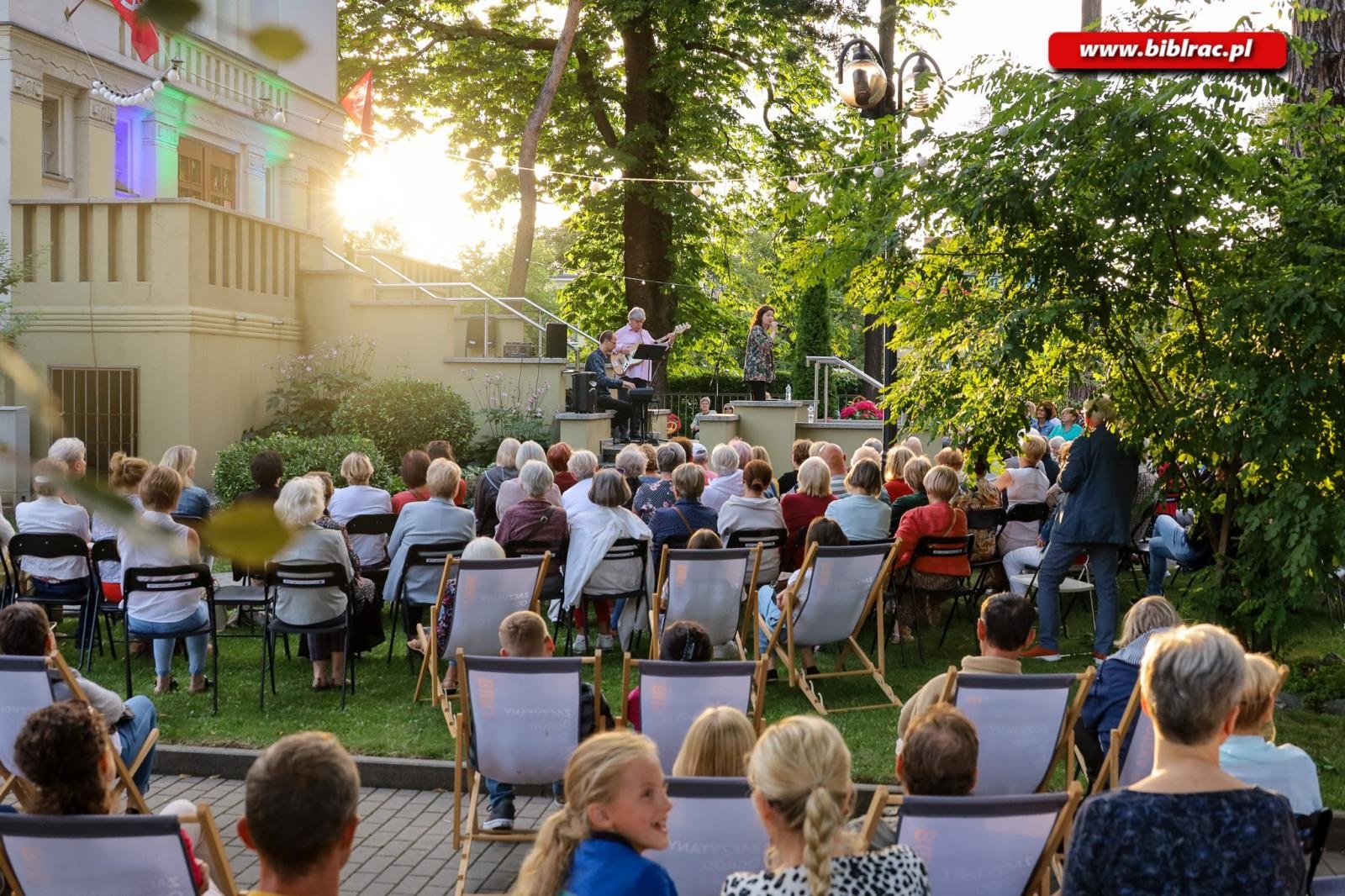Zdjęcie w galerii na portalu naszraciborz.pl: Na schodach biblioteki jak pod niebem Paryża wiadomości z regionu