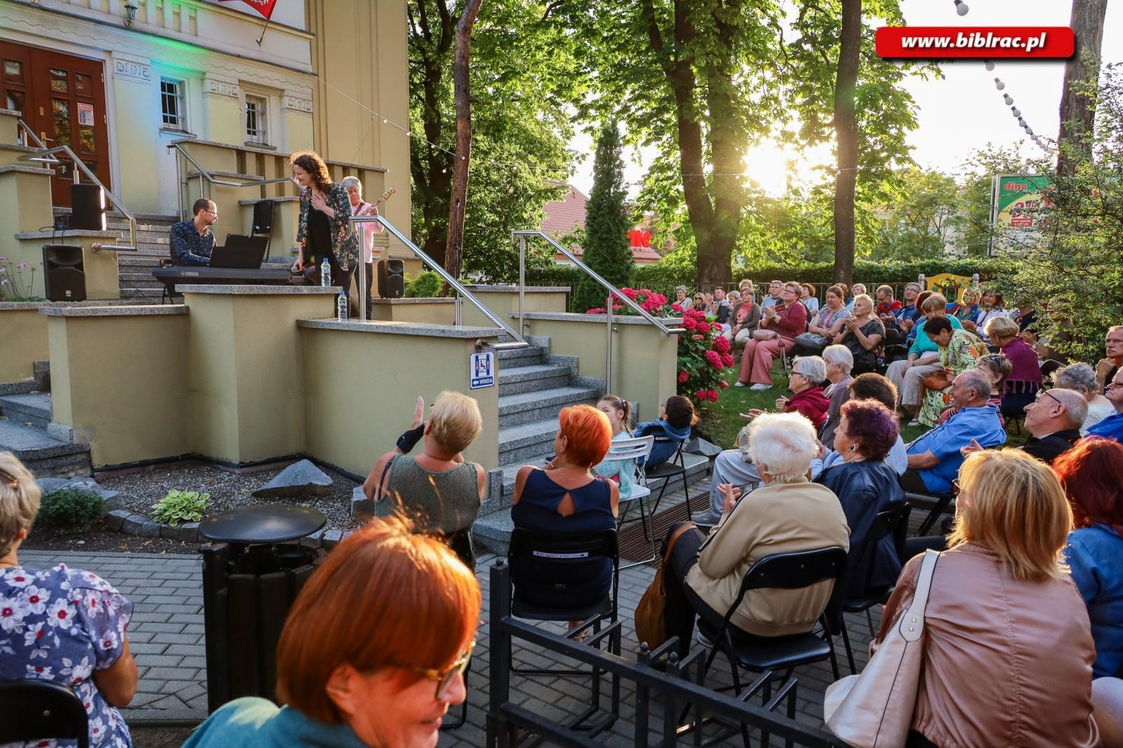 Zdjęcie w galerii na portalu naszraciborz.pl: Na schodach biblioteki jak pod niebem Paryża wiadomości z regionu