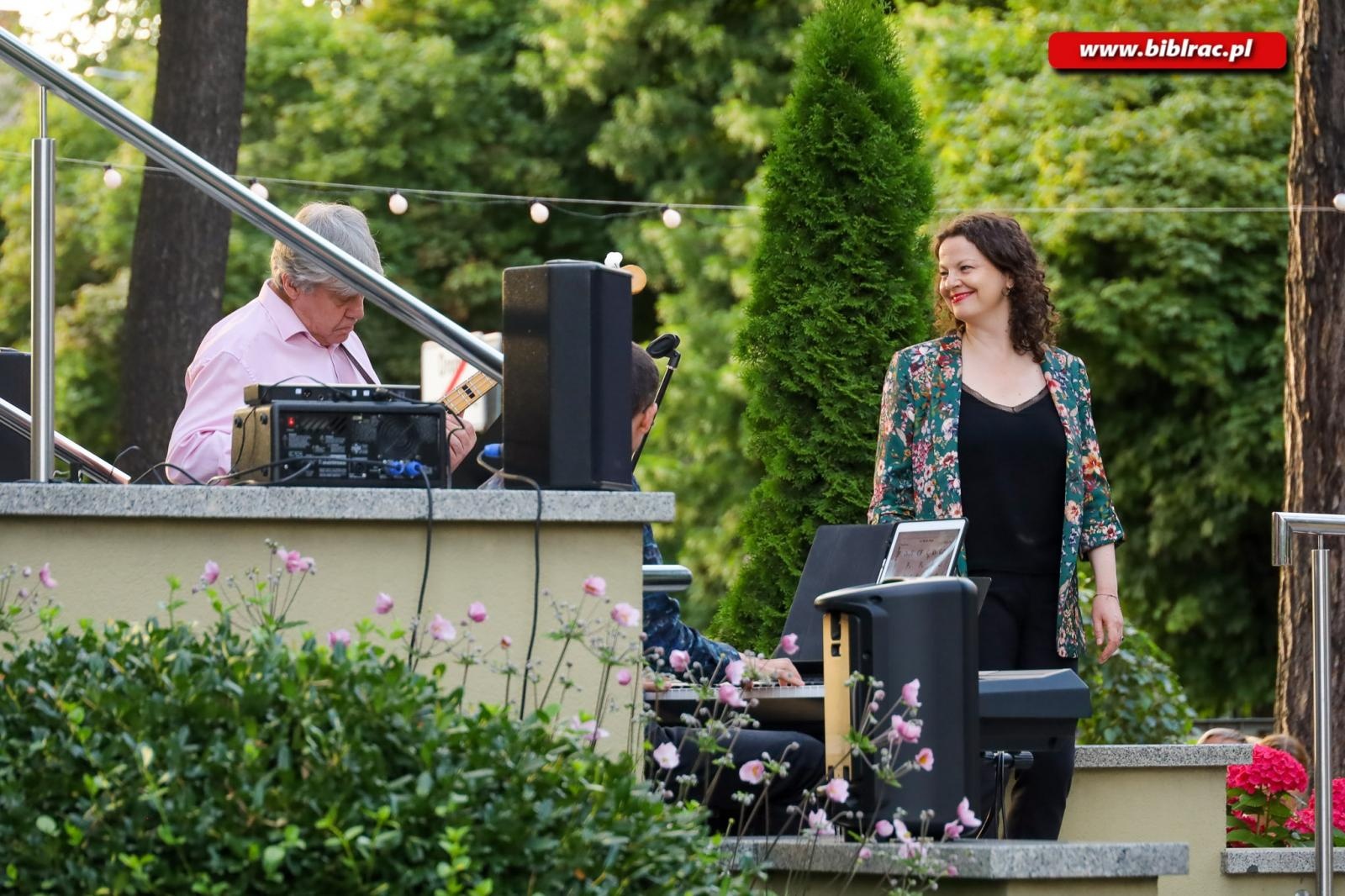 Zdjęcie w galerii na portalu naszraciborz.pl: Na schodach biblioteki jak pod niebem Paryża wiadomości z regionu