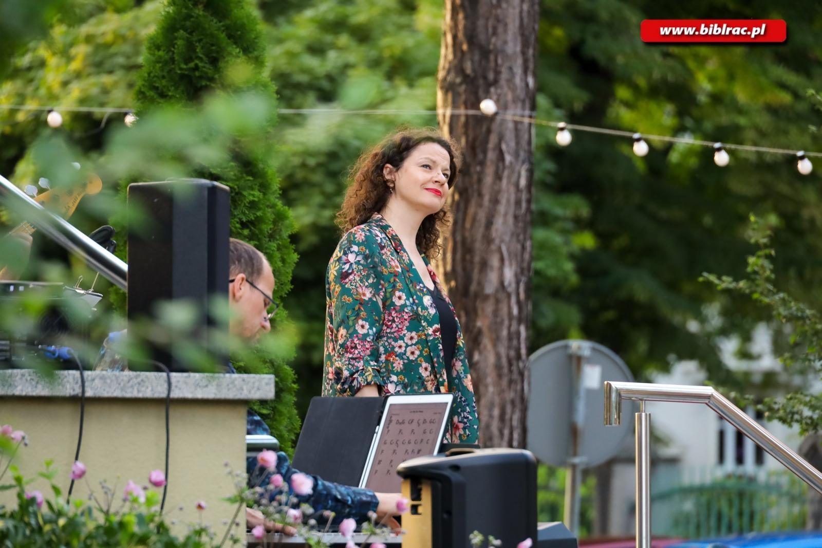 Zdjęcie w galerii na portalu naszraciborz.pl: Na schodach biblioteki jak pod niebem Paryża wiadomości z regionu