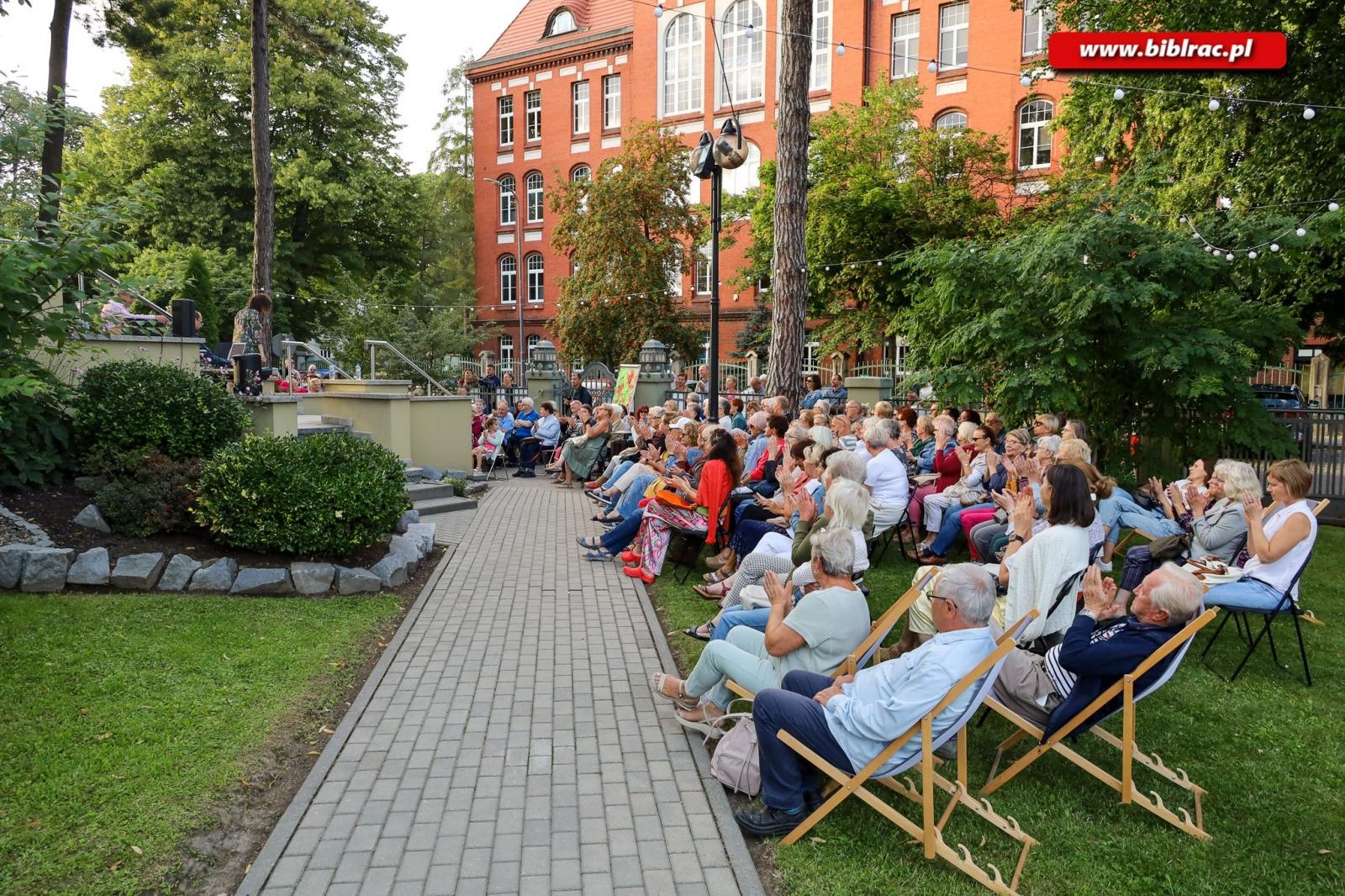 Zdjęcie w galerii na portalu naszraciborz.pl: Na schodach biblioteki jak pod niebem Paryża wiadomości z regionu