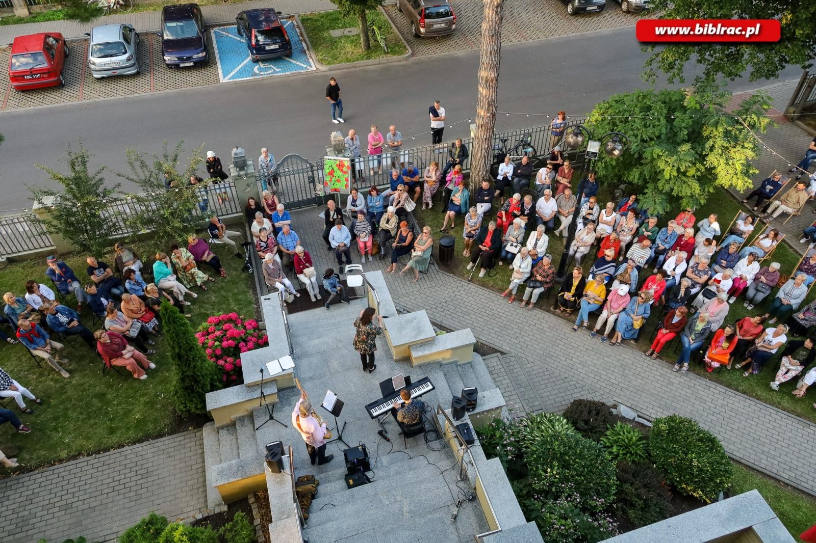Zdjęcie w galerii na portalu naszraciborz.pl: Na schodach biblioteki jak pod niebem Paryża wiadomości z regionu