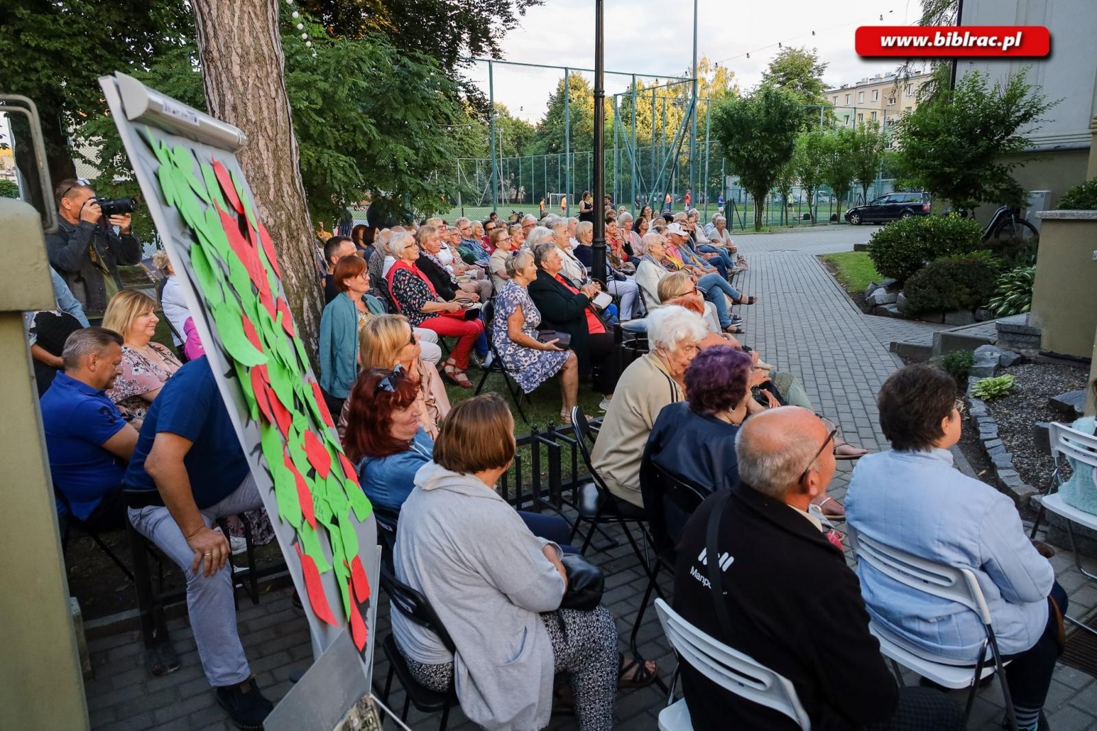 Zdjęcie w galerii na portalu naszraciborz.pl: Na schodach biblioteki jak pod niebem Paryża wiadomości z regionu