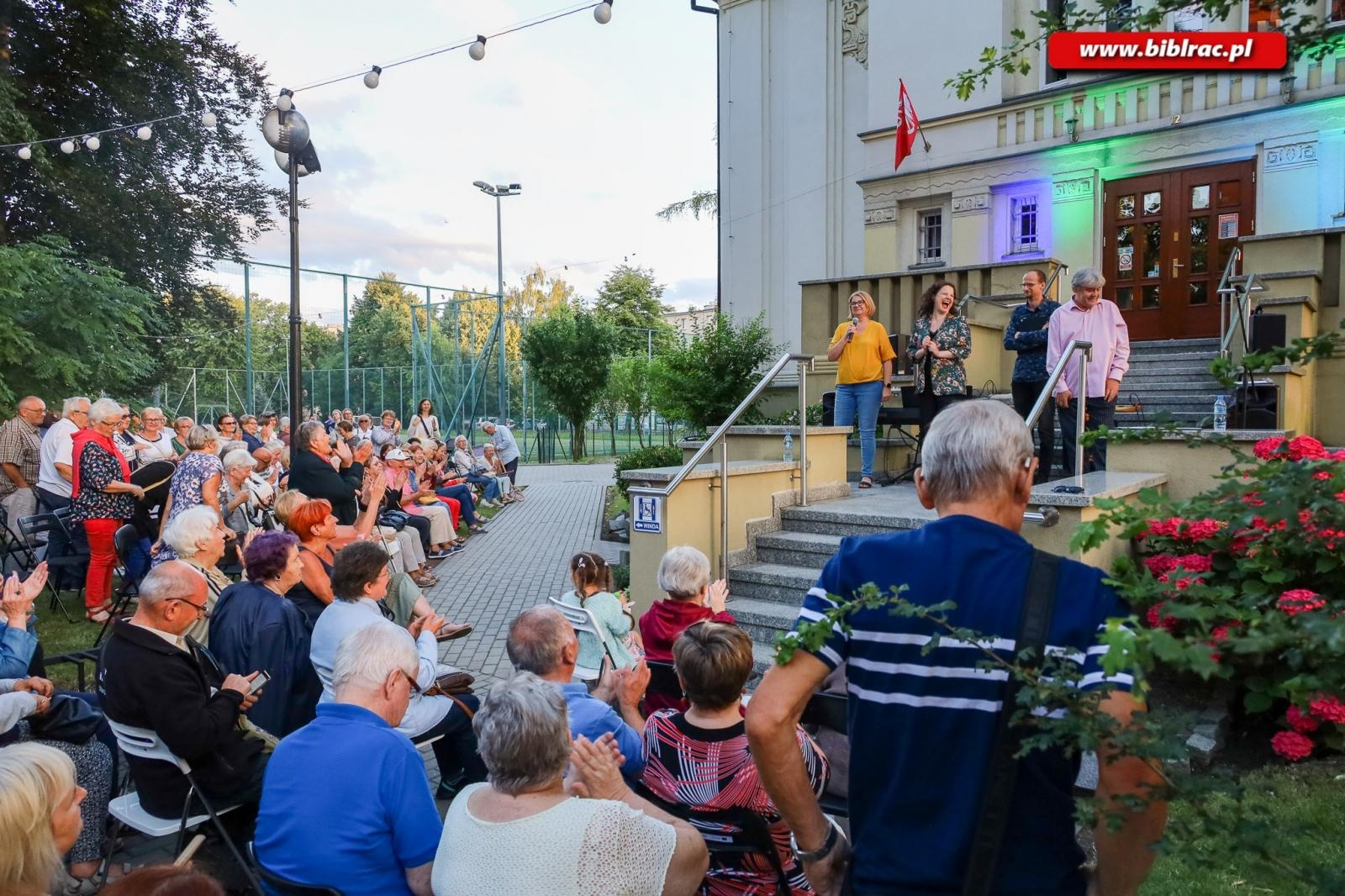 Zdjęcie w galerii na portalu naszraciborz.pl: Na schodach biblioteki jak pod niebem Paryża wiadomości z regionu