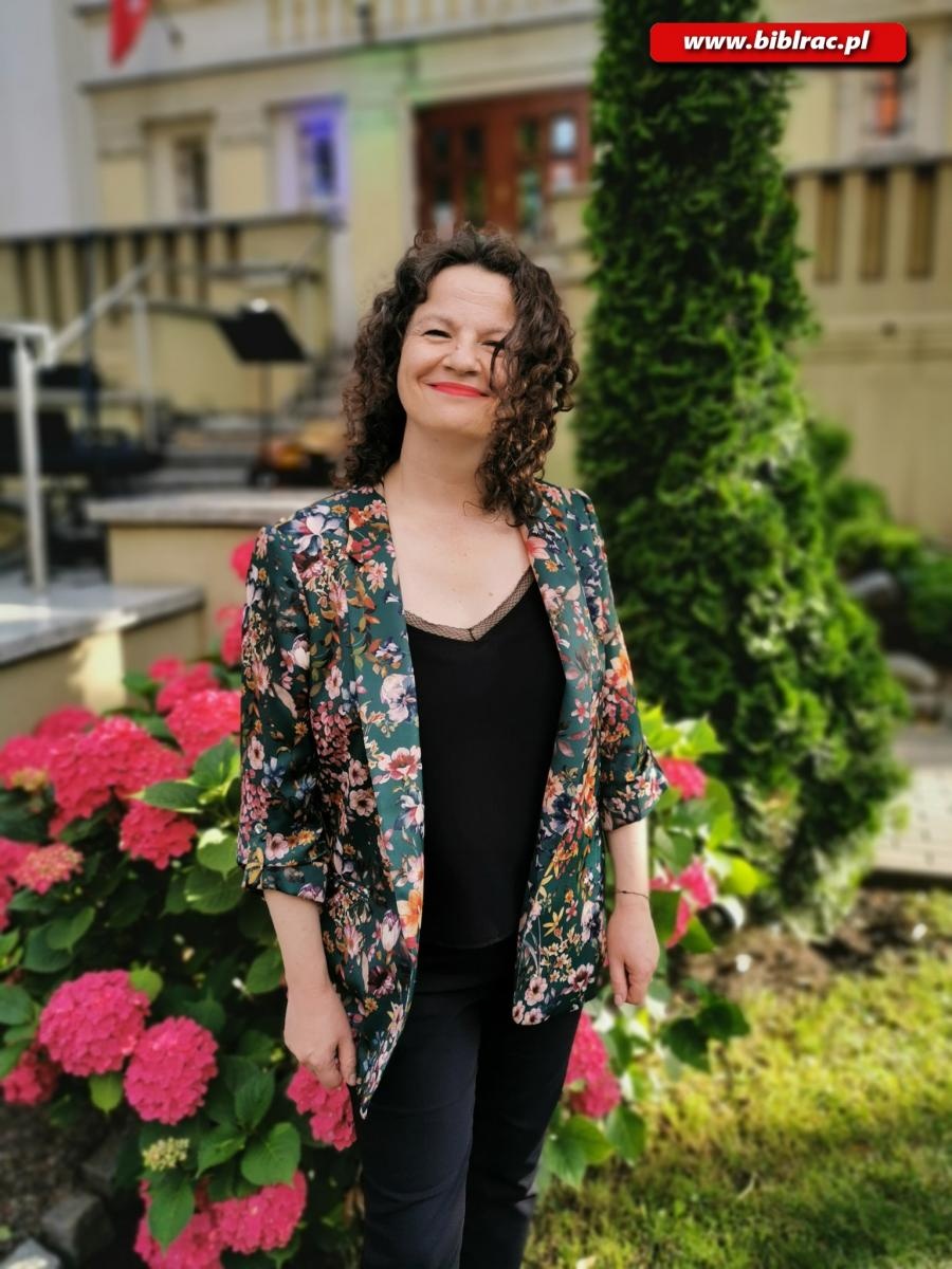 Zdjęcie w galerii na portalu naszraciborz.pl: Na schodach biblioteki jak pod niebem Paryża wiadomości z regionu