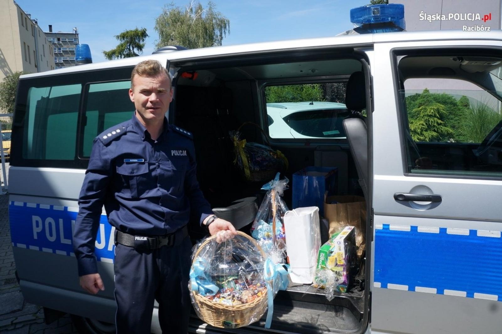 Zdjęcie w galerii na portalu naszraciborz.pl: Słodycze ze Święta Policji trafiły do Pogrzebienia wiadomości z regionu
