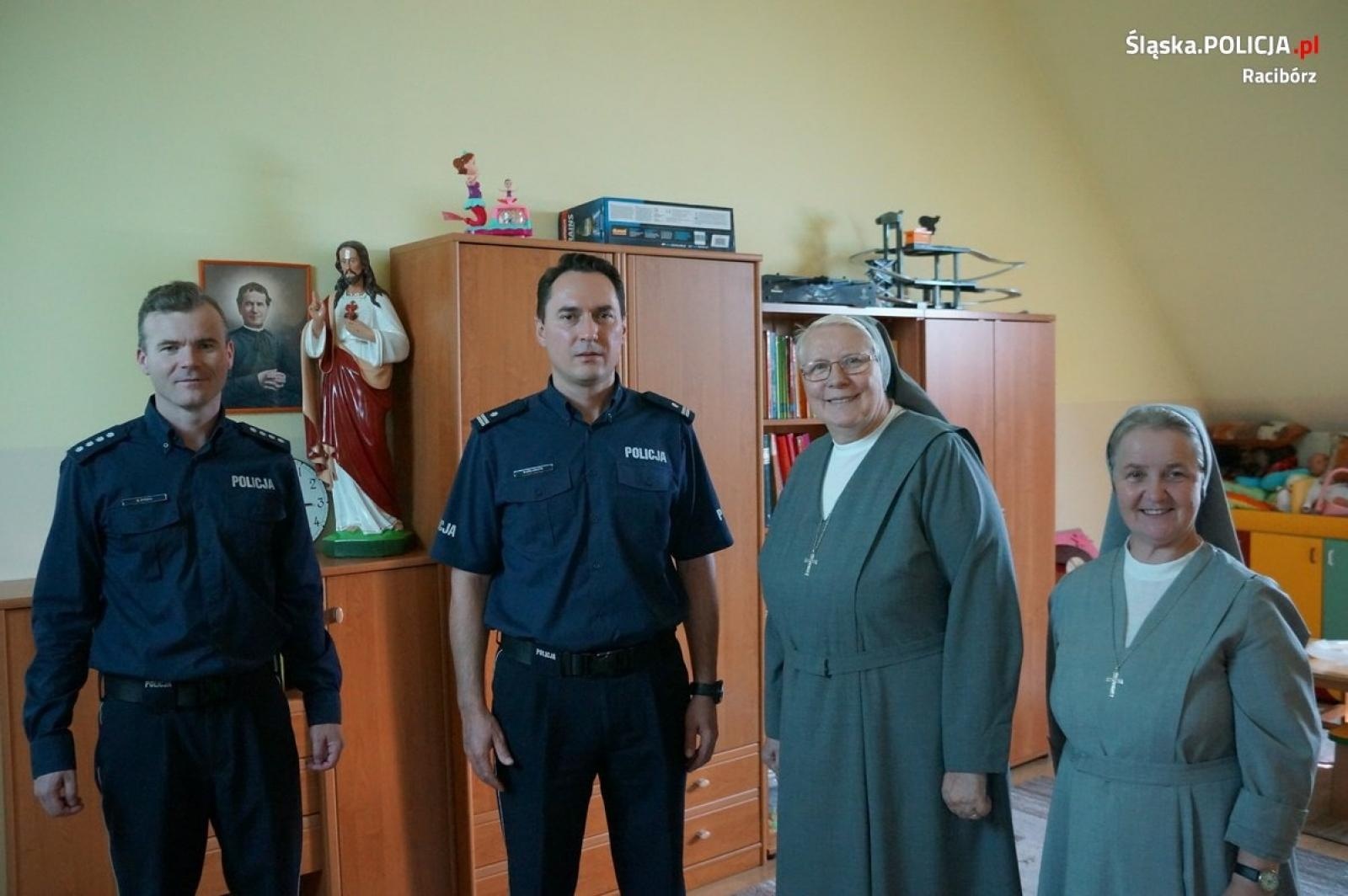 Zdjęcie w galerii na portalu naszraciborz.pl: Słodycze ze Święta Policji trafiły do Pogrzebienia wiadomości z regionu