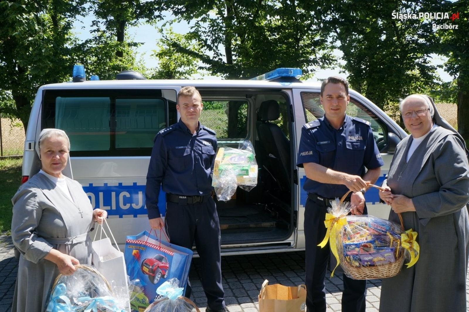 Zdjęcie w galerii na portalu naszraciborz.pl: Słodycze ze Święta Policji trafiły do Pogrzebienia wiadomości z regionu