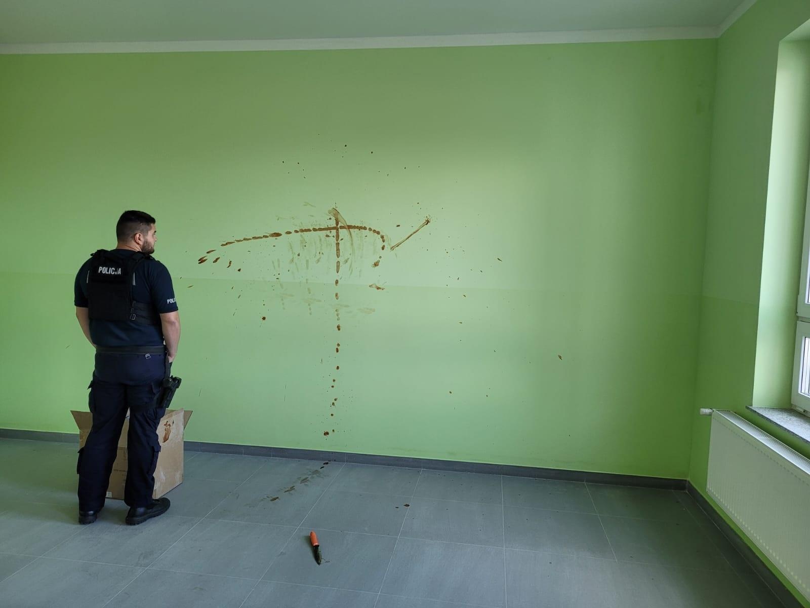 Zdjęcie w galerii na portalu naszraciborz.pl: Włamanie do szkoły w Rzuchowie. Wandale zostawili po sobie... keczup na ścianie wiadomości z regionu