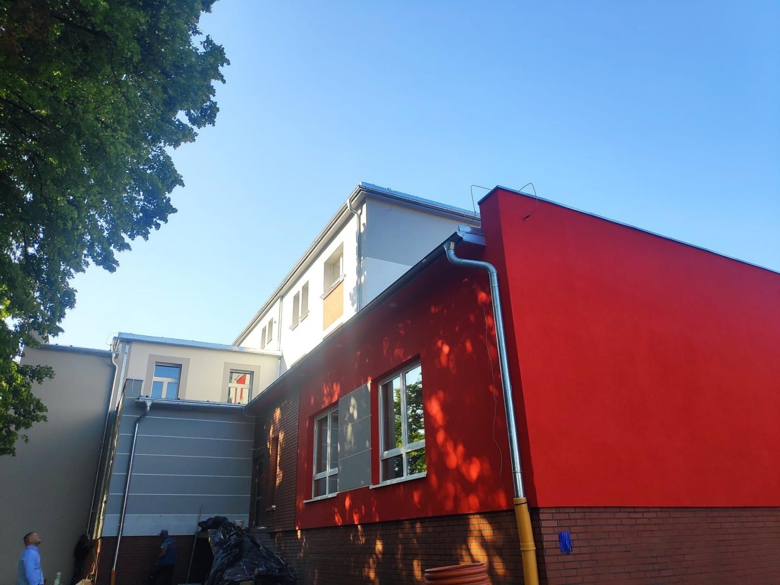 Zdjęcie w galerii na portalu naszraciborz.pl: Włamanie do szkoły w Rzuchowie. Wandale zostawili po sobie... keczup na ścianie wiadomości z regionu