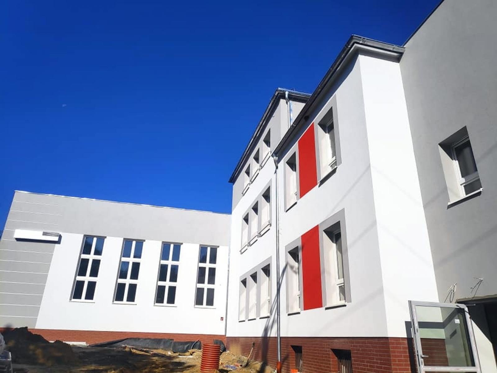 Zdjęcie w galerii na portalu naszraciborz.pl: Włamanie do szkoły w Rzuchowie. Wandale zostawili po sobie... keczup na ścianie wiadomości z regionu