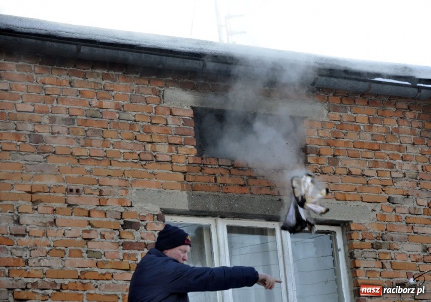 Zdjęcie w galerii na portalu naszraciborz.pl: Pożar domu w Brzeziu. Paliły się szmaty wiadomości z regionu