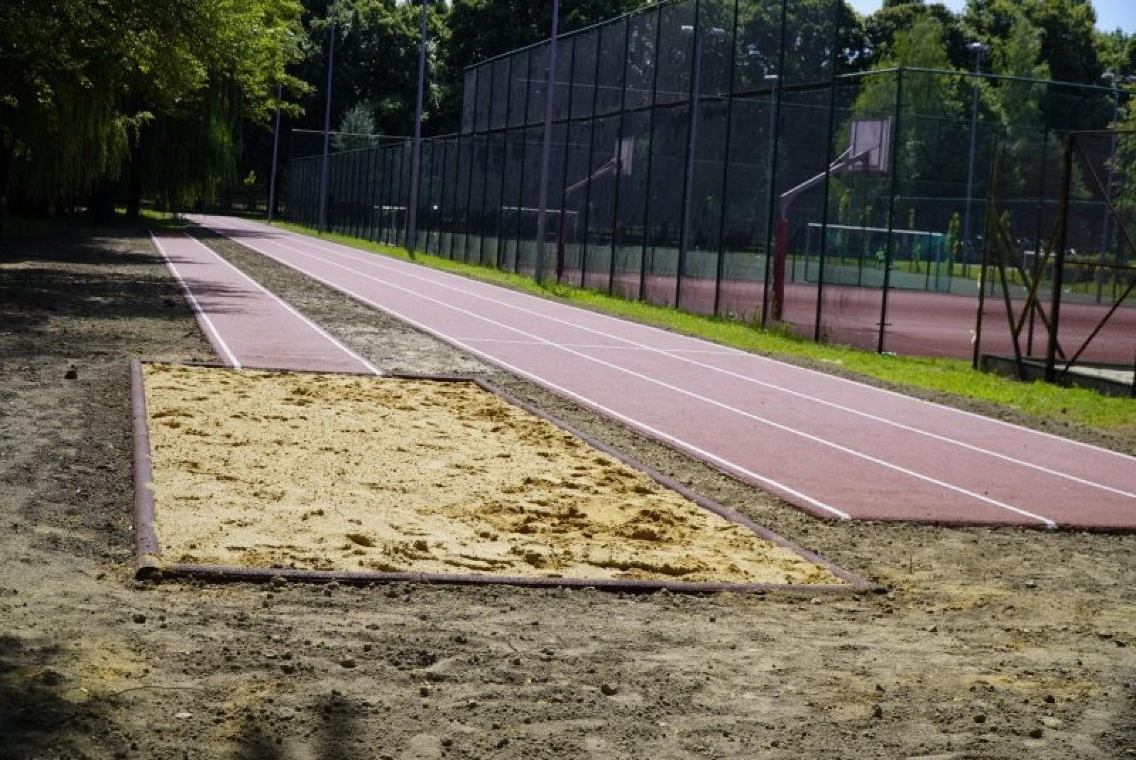 Zdjęcie w galerii na portalu naszraciborz.pl: SP 15. Od września treningi na nowej bieżni wiadomości z regionu