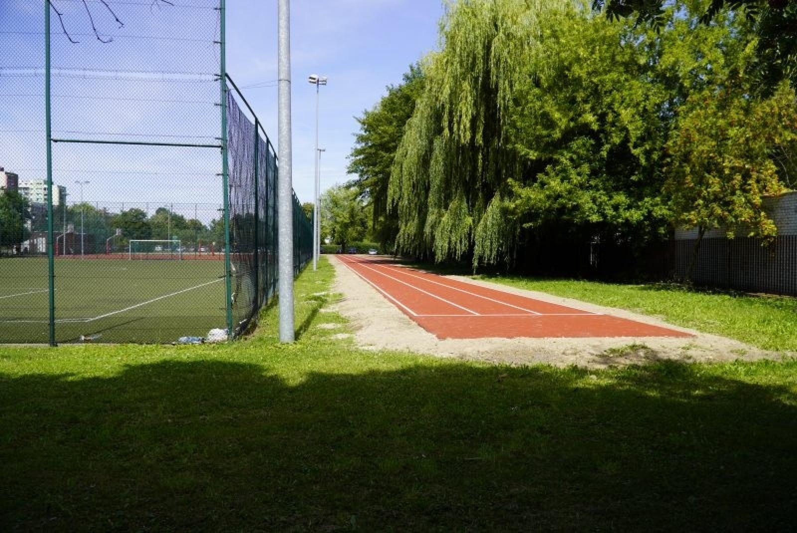 Zdjęcie w galerii na portalu naszraciborz.pl: SP 15. Od września treningi na nowej bieżni wiadomości z regionu