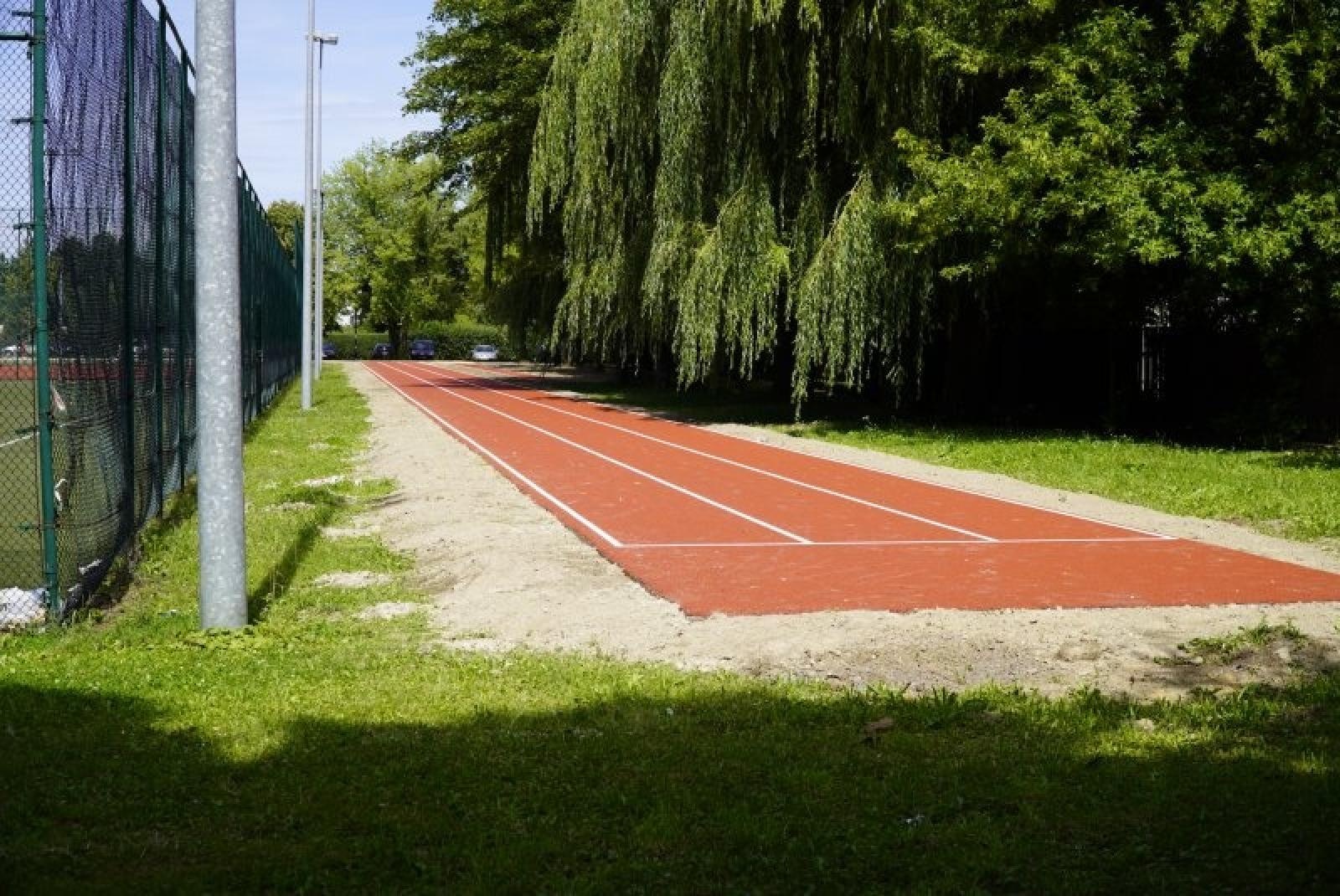 Zdjęcie w galerii na portalu naszraciborz.pl: SP 15. Od września treningi na nowej bieżni wiadomości z regionu