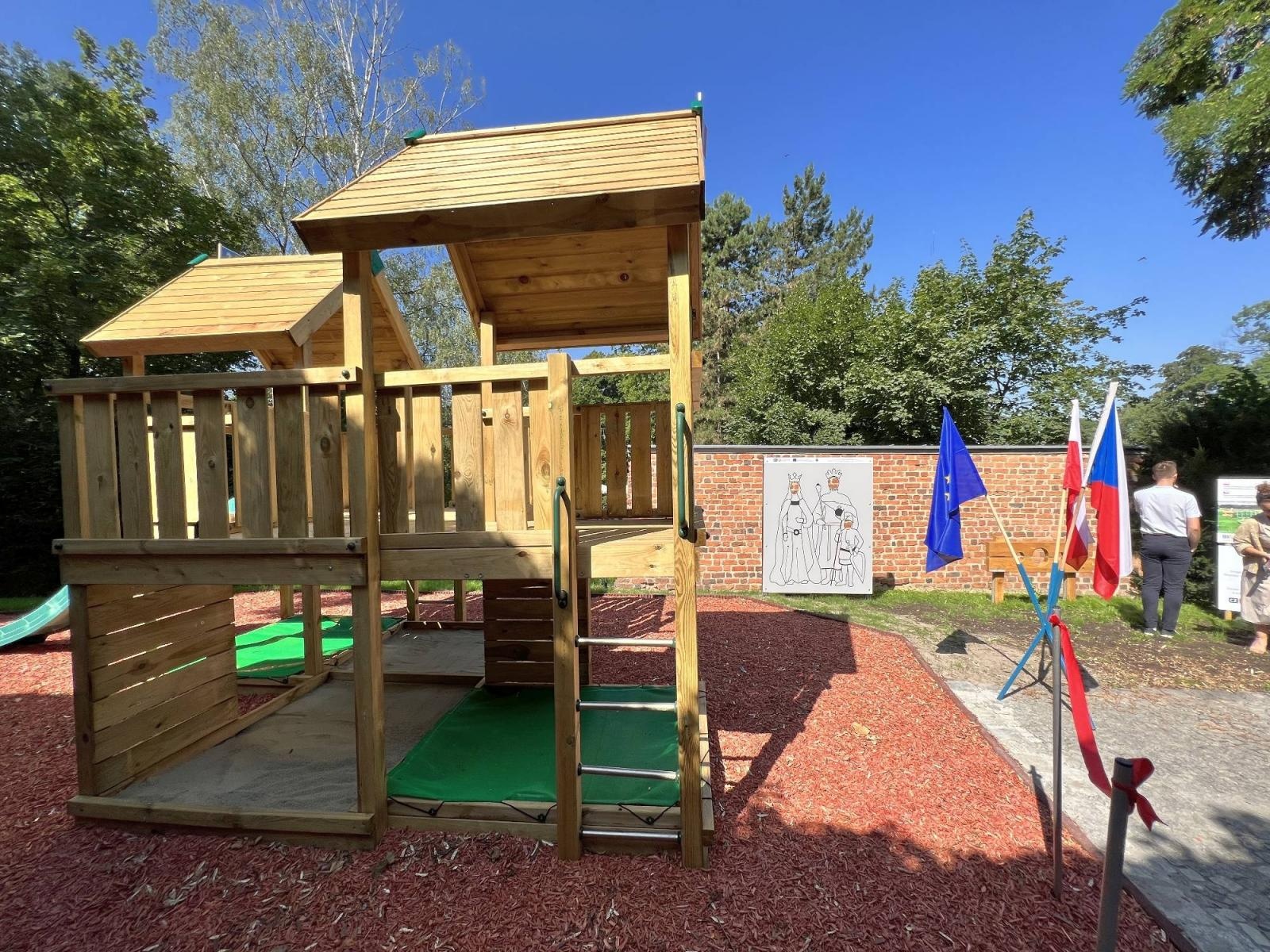 Zdjęcie w galerii na portalu naszraciborz.pl: Na zamku otwarto nowy plac zabaw. Jest też wirtualna przymierzalnia [WIDEO] wiadomości z regionu