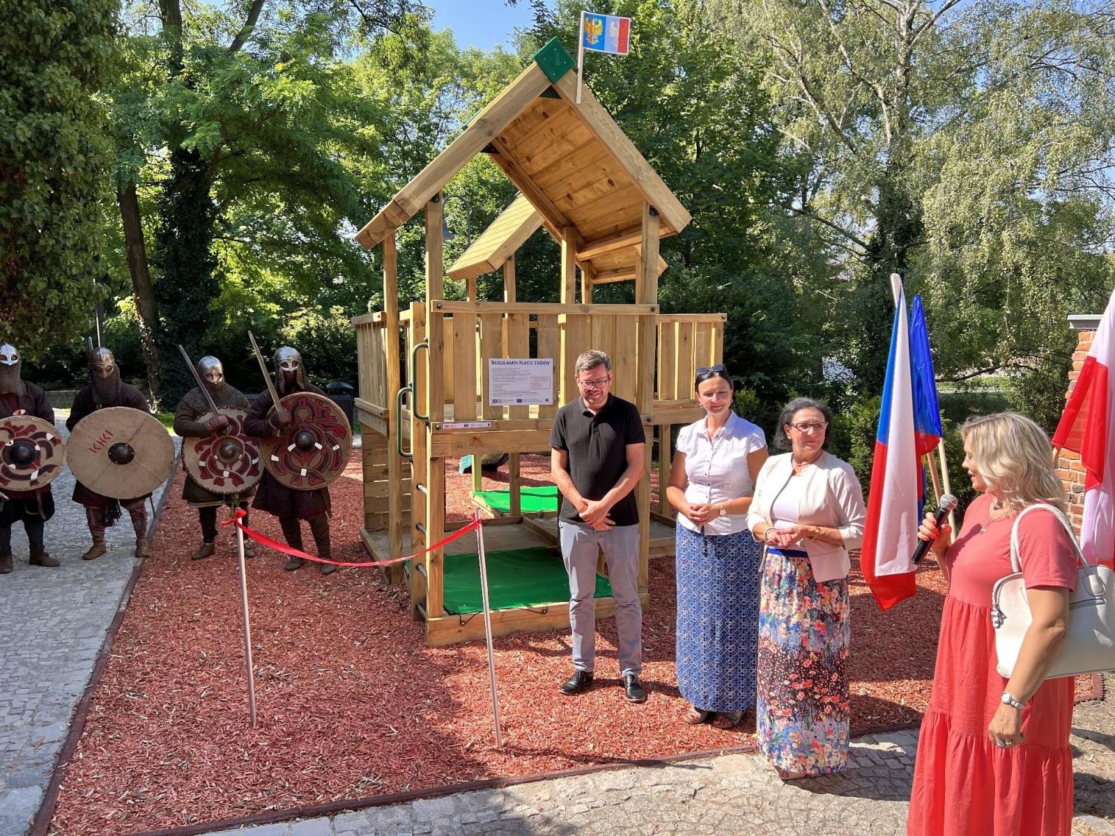 Zdjęcie w galerii na portalu naszraciborz.pl: Na zamku otwarto nowy plac zabaw. Jest też wirtualna przymierzalnia [WIDEO] wiadomości z regionu