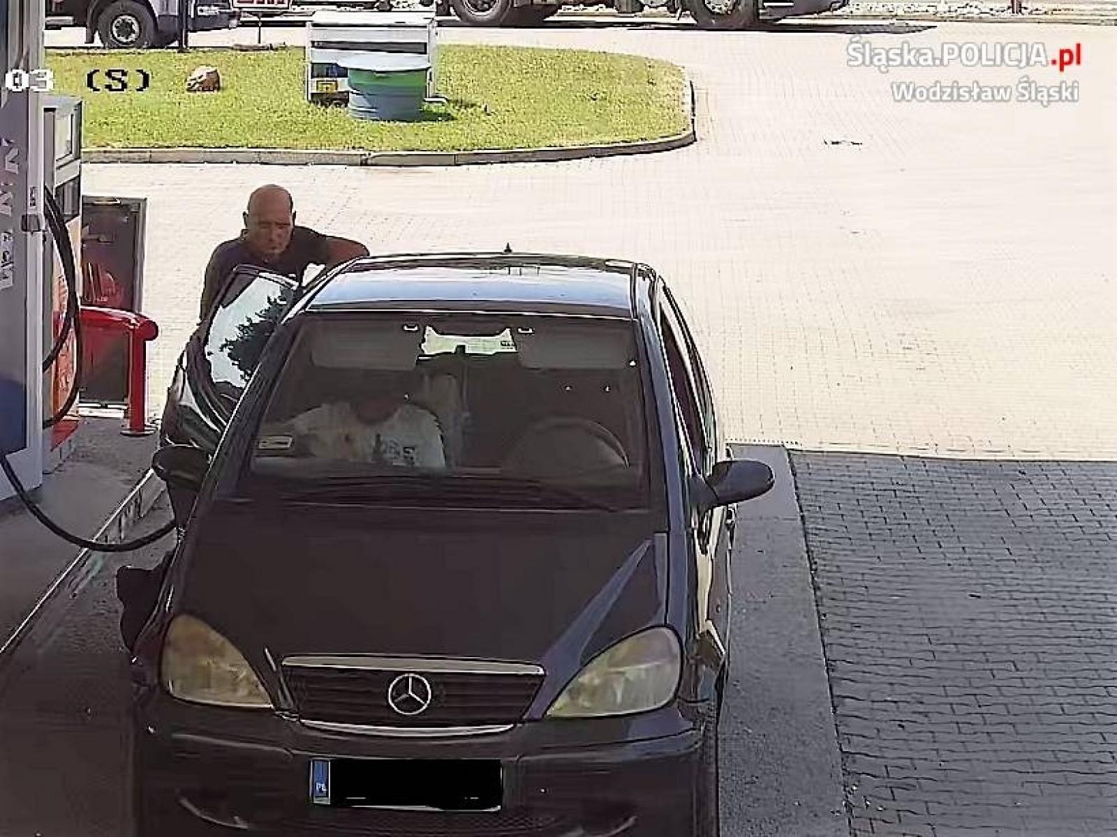 Zdjęcie w galerii na portalu naszraciborz.pl: Policja szuka kierowcy tego mercedesa wiadomości z regionu