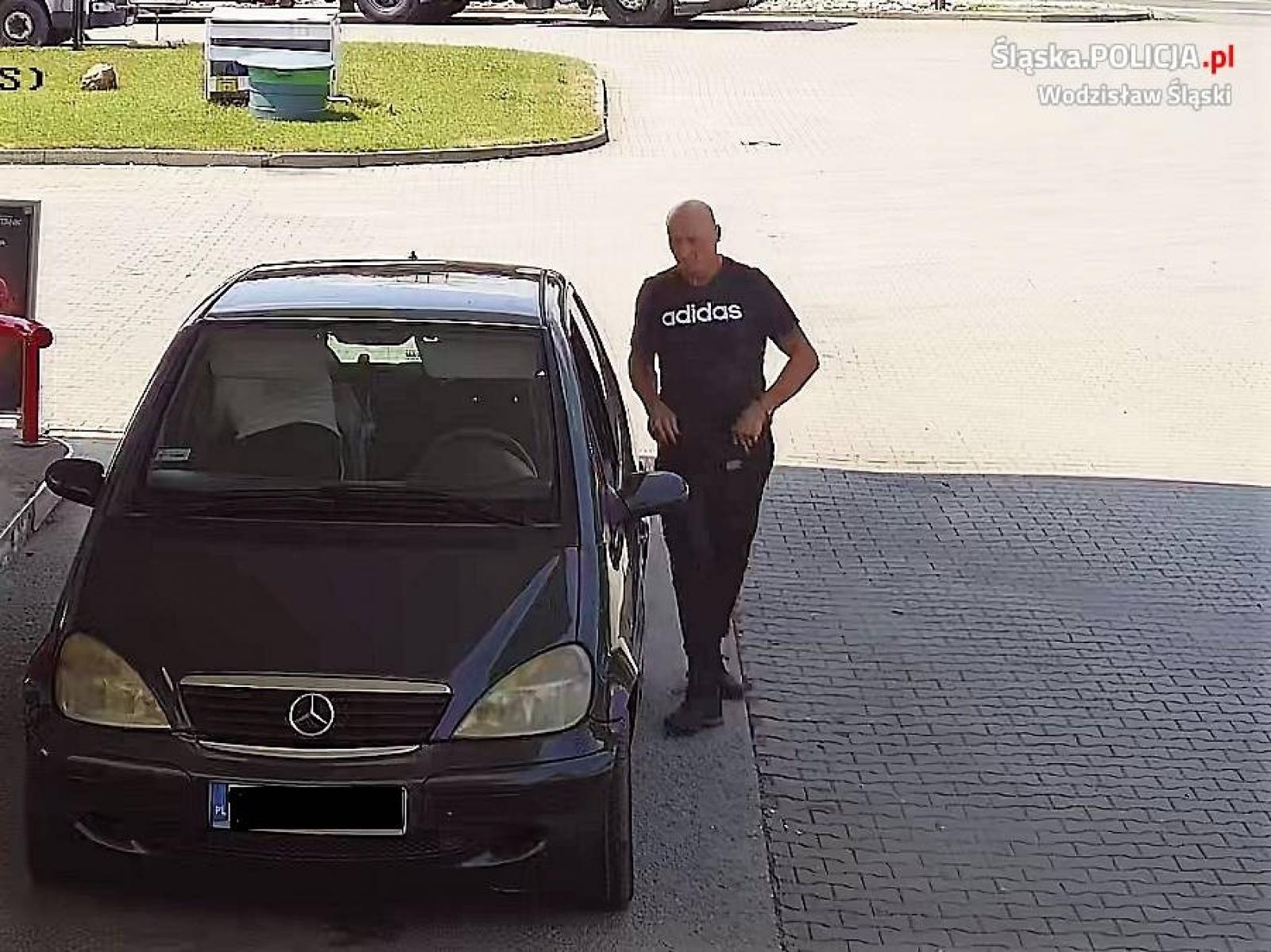 Zdjęcie w galerii na portalu naszraciborz.pl: Policja szuka kierowcy tego mercedesa wiadomości z regionu