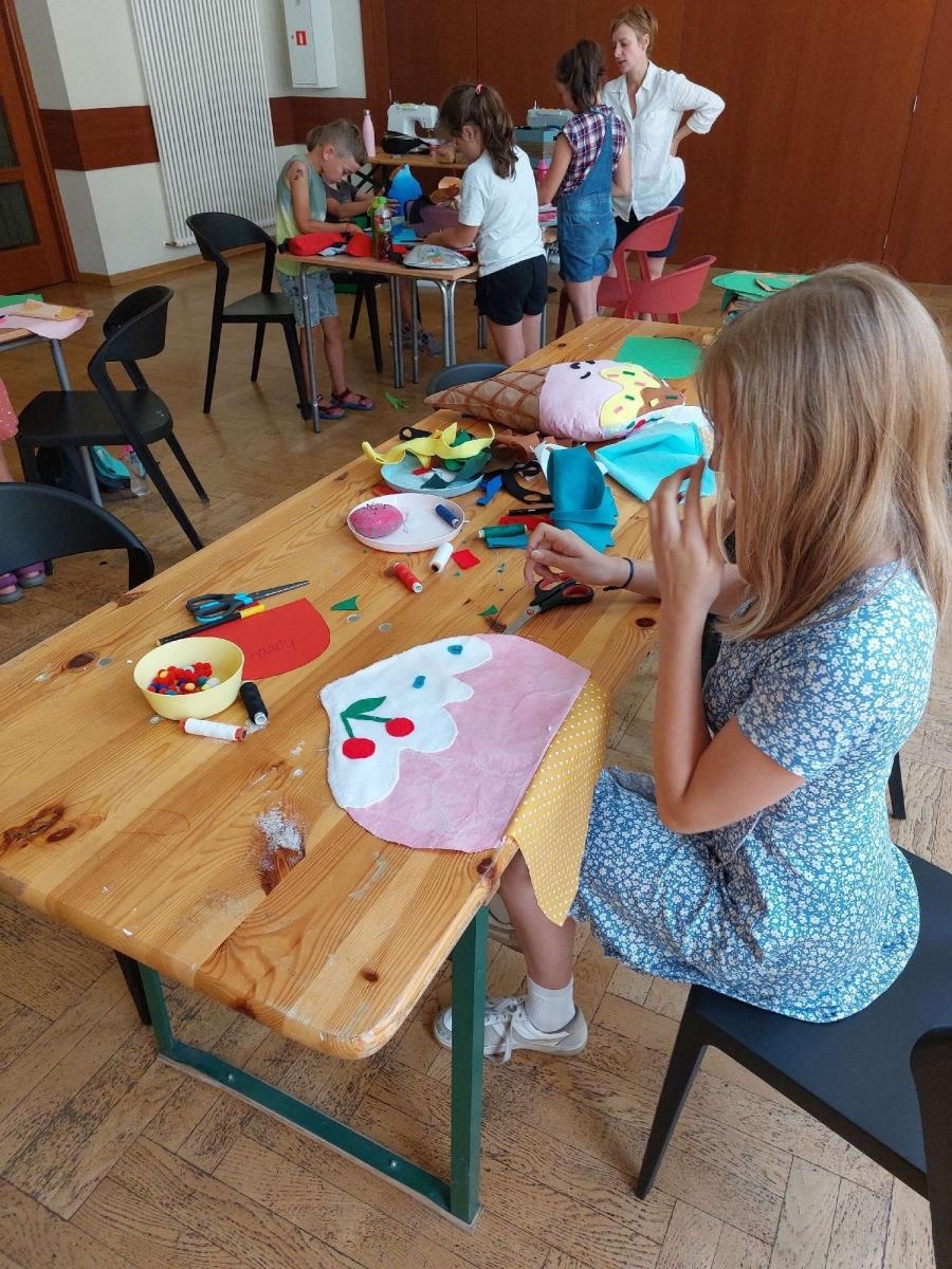 Zdjęcie w galerii na portalu naszraciborz.pl: EKOZABAWKA - warsztaty ręcznego szycia w RCK wiadomości z regionu