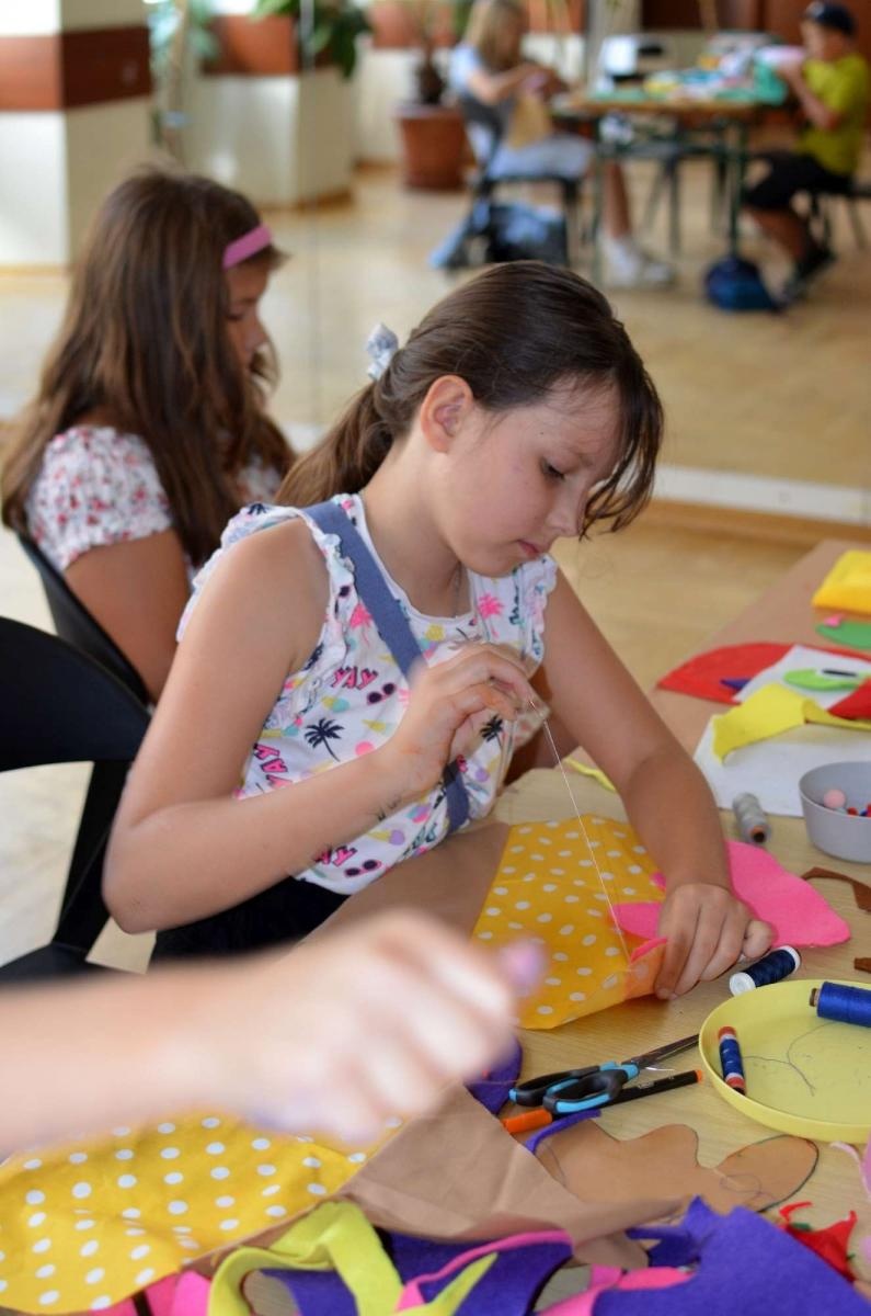 Zdjęcie w galerii na portalu naszraciborz.pl: EKOZABAWKA - warsztaty ręcznego szycia w RCK wiadomości z regionu