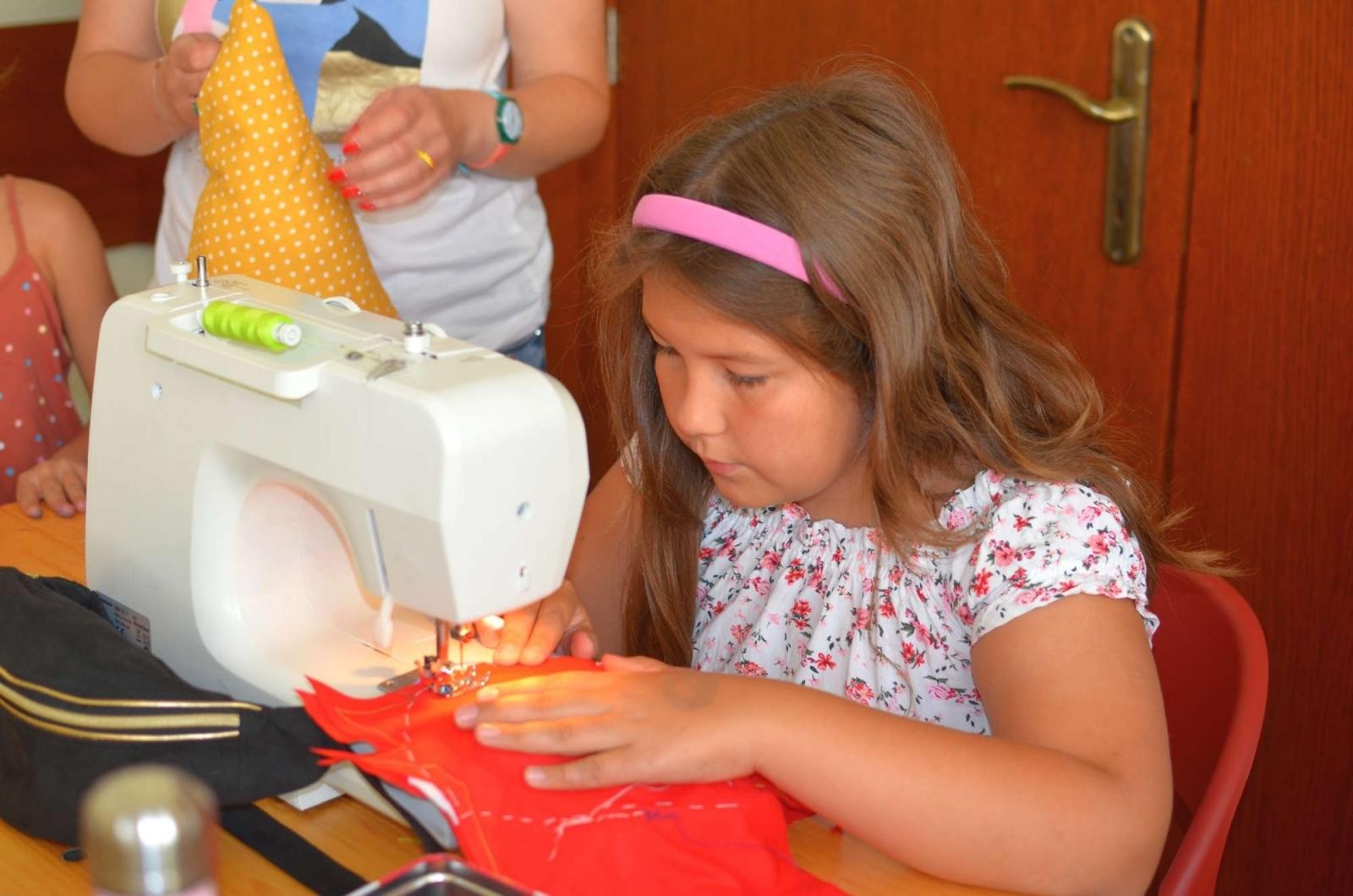 Zdjęcie w galerii na portalu naszraciborz.pl: EKOZABAWKA - warsztaty ręcznego szycia w RCK wiadomości z regionu