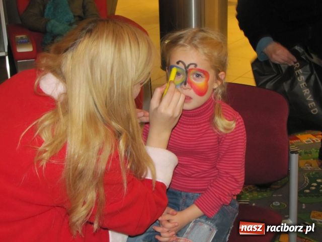 Zdjęcie w galerii na portalu naszraciborz.pl: Mikołaj i elfy w Galerii Młyńskiej wiadomości z regionu