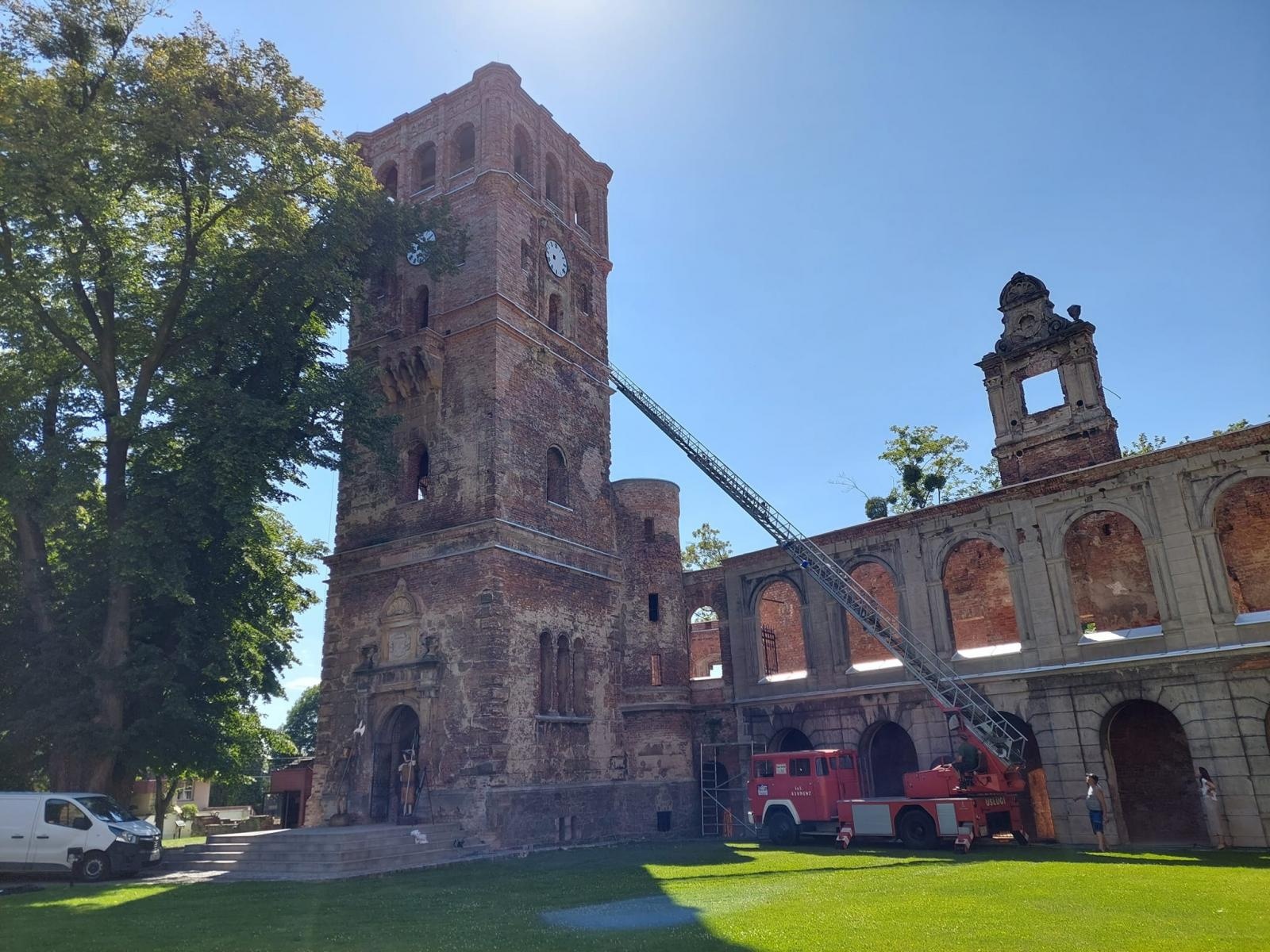 Zdjęcie w galerii na portalu naszraciborz.pl: Na wieżę tworkowskiego zamku wróciły zegary wiadomości z regionu