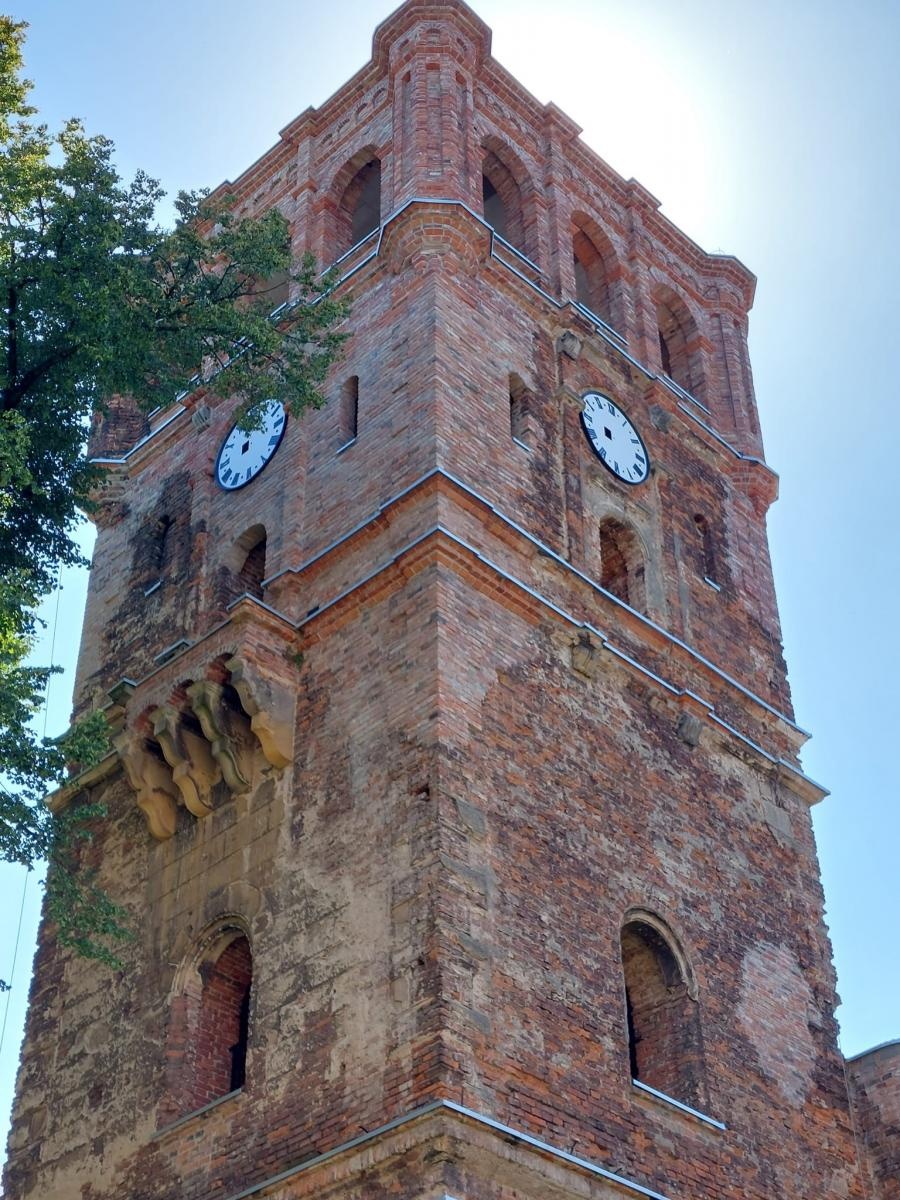 Zdjęcie w galerii na portalu naszraciborz.pl: Na wieżę tworkowskiego zamku wróciły zegary wiadomości z regionu