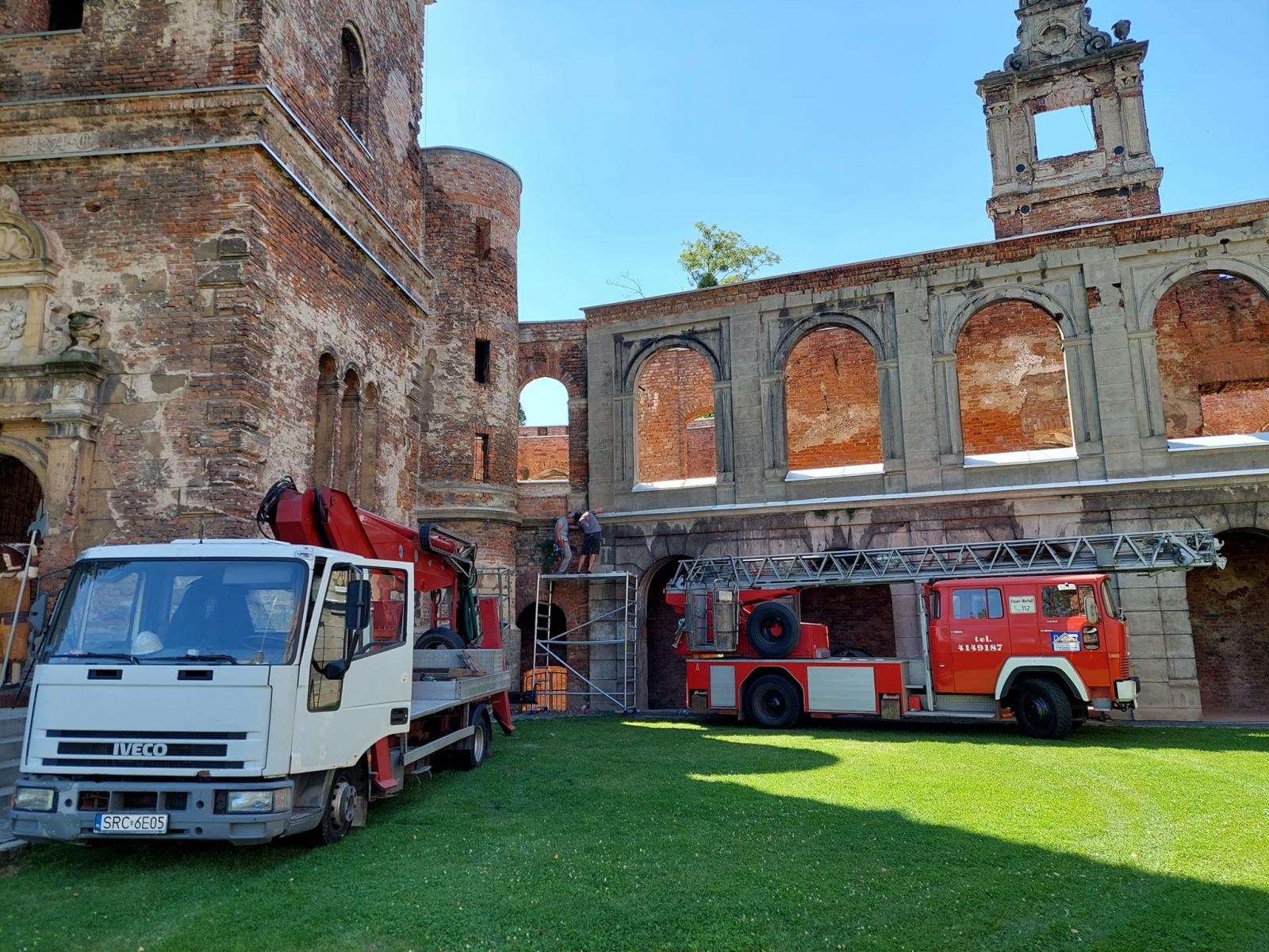 Zdjęcie w galerii na portalu naszraciborz.pl: Na wieżę tworkowskiego zamku wróciły zegary wiadomości z regionu