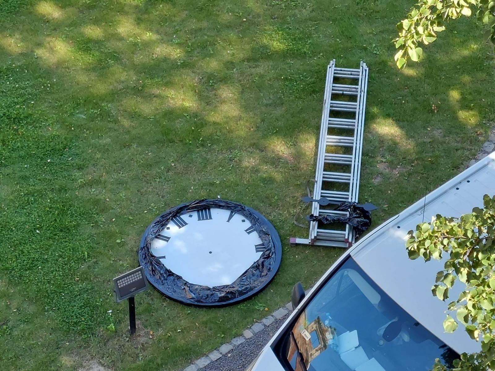 Zdjęcie w galerii na portalu naszraciborz.pl: Na wieżę tworkowskiego zamku wróciły zegary wiadomości z regionu