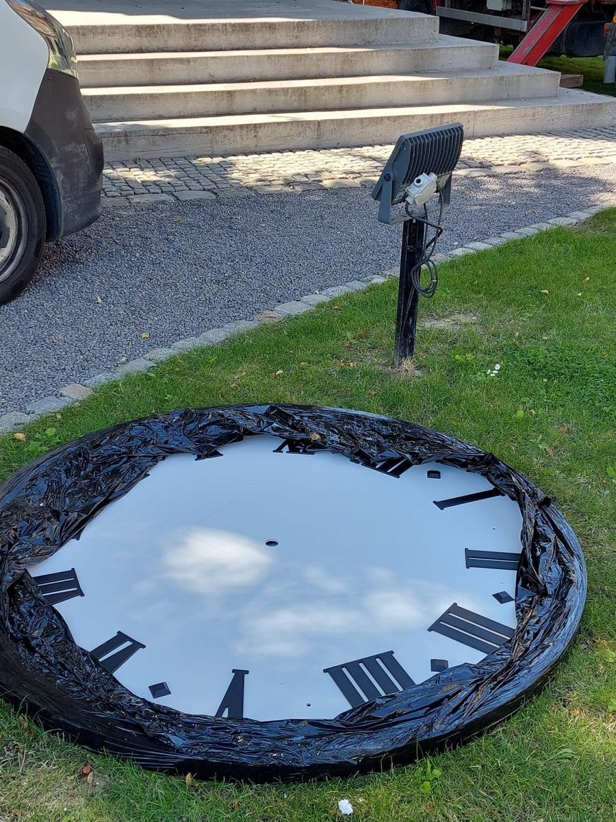 Zdjęcie w galerii na portalu naszraciborz.pl: Na wieżę tworkowskiego zamku wróciły zegary wiadomości z regionu