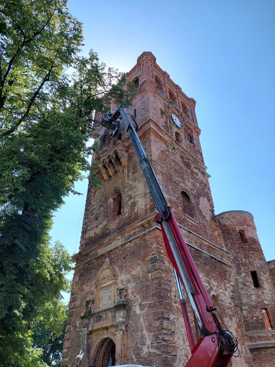 Zdjęcie w galerii na portalu naszraciborz.pl: Na wieżę tworkowskiego zamku wróciły zegary wiadomości z regionu