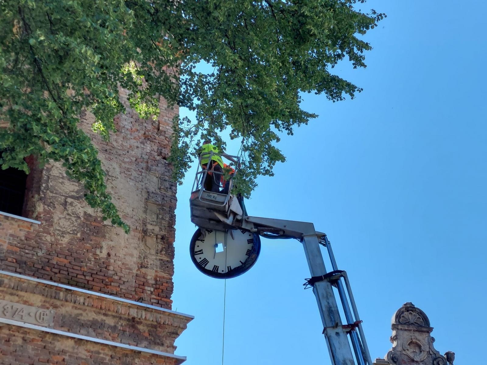 Zdjęcie w galerii na portalu naszraciborz.pl: Na wieżę tworkowskiego zamku wróciły zegary wiadomości z regionu