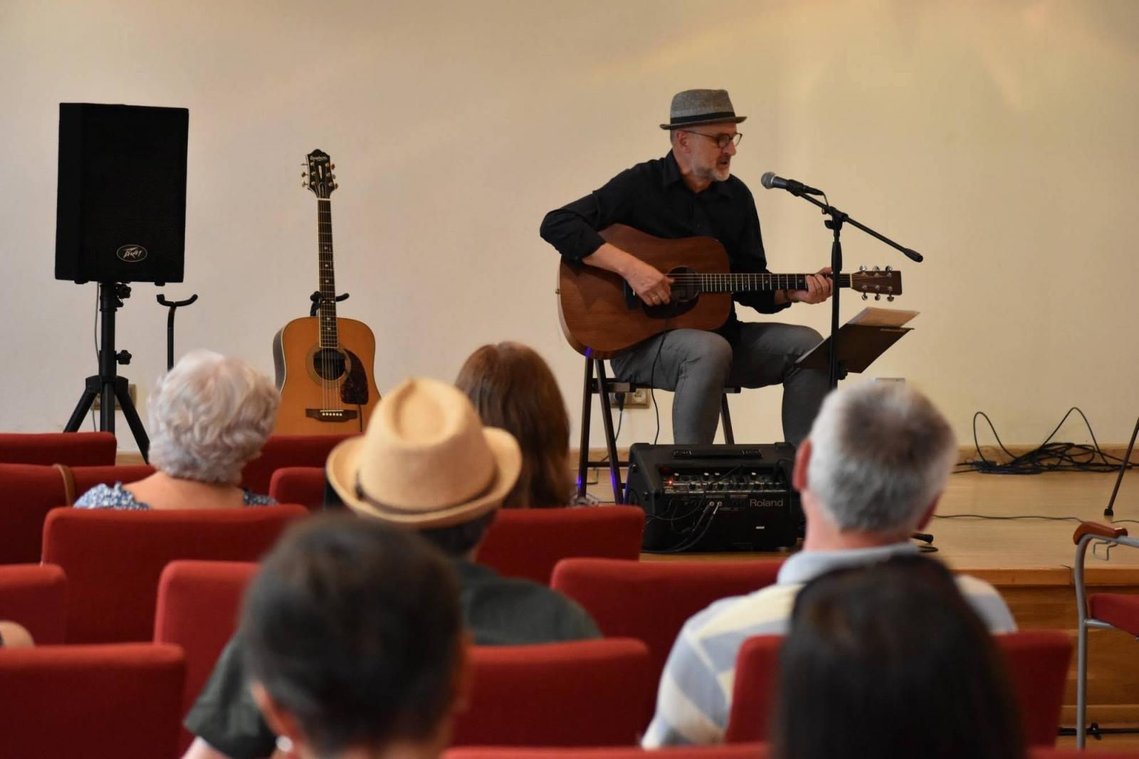 Zdjęcie w galerii na portalu naszraciborz.pl: Brzmienie bluesa wypełniło zamkowe wnętrza [FOTO] wiadomości z regionu