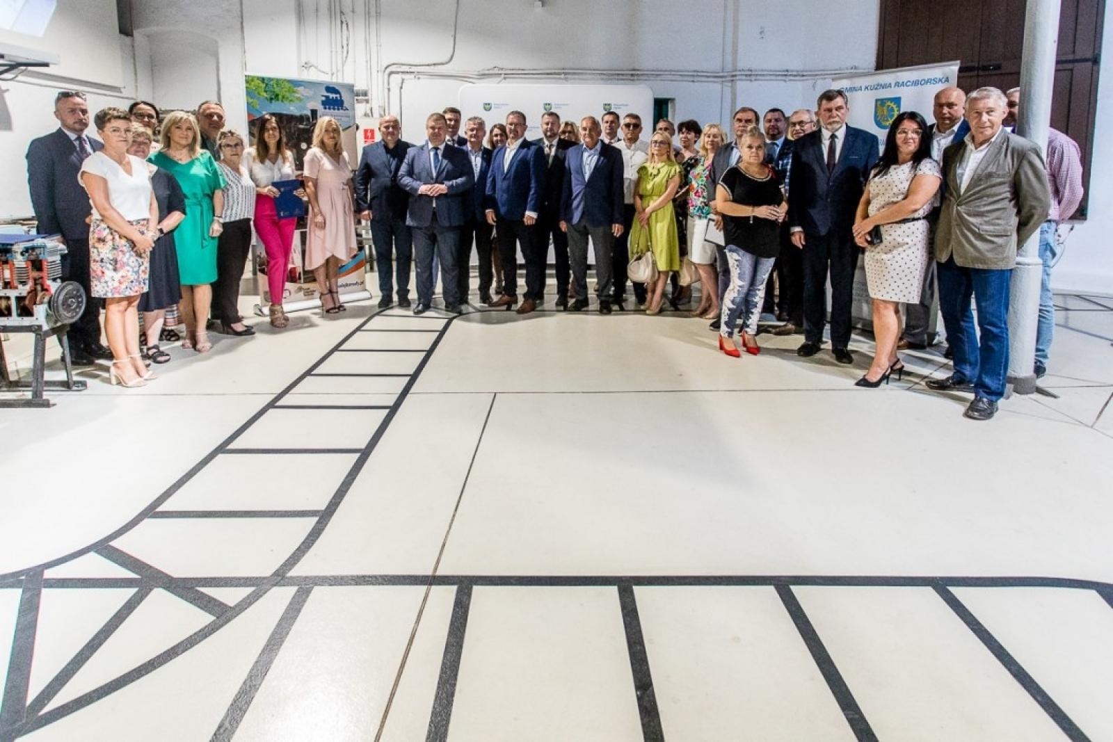 Zdjęcie w galerii na portalu naszraciborz.pl: Inicjatywa sołecka dla Raciborszczyzny - umowy podpisano w skansenie wiadomości z regionu