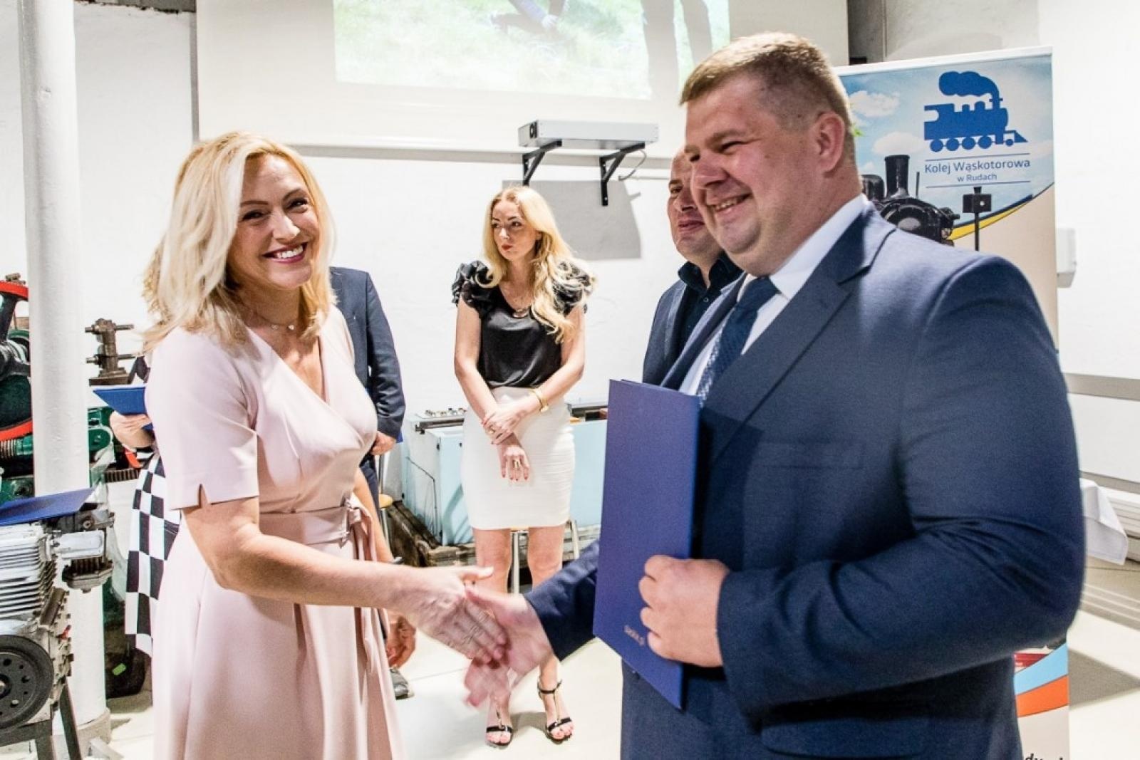 Zdjęcie w galerii na portalu naszraciborz.pl: Inicjatywa sołecka dla Raciborszczyzny - umowy podpisano w skansenie wiadomości z regionu