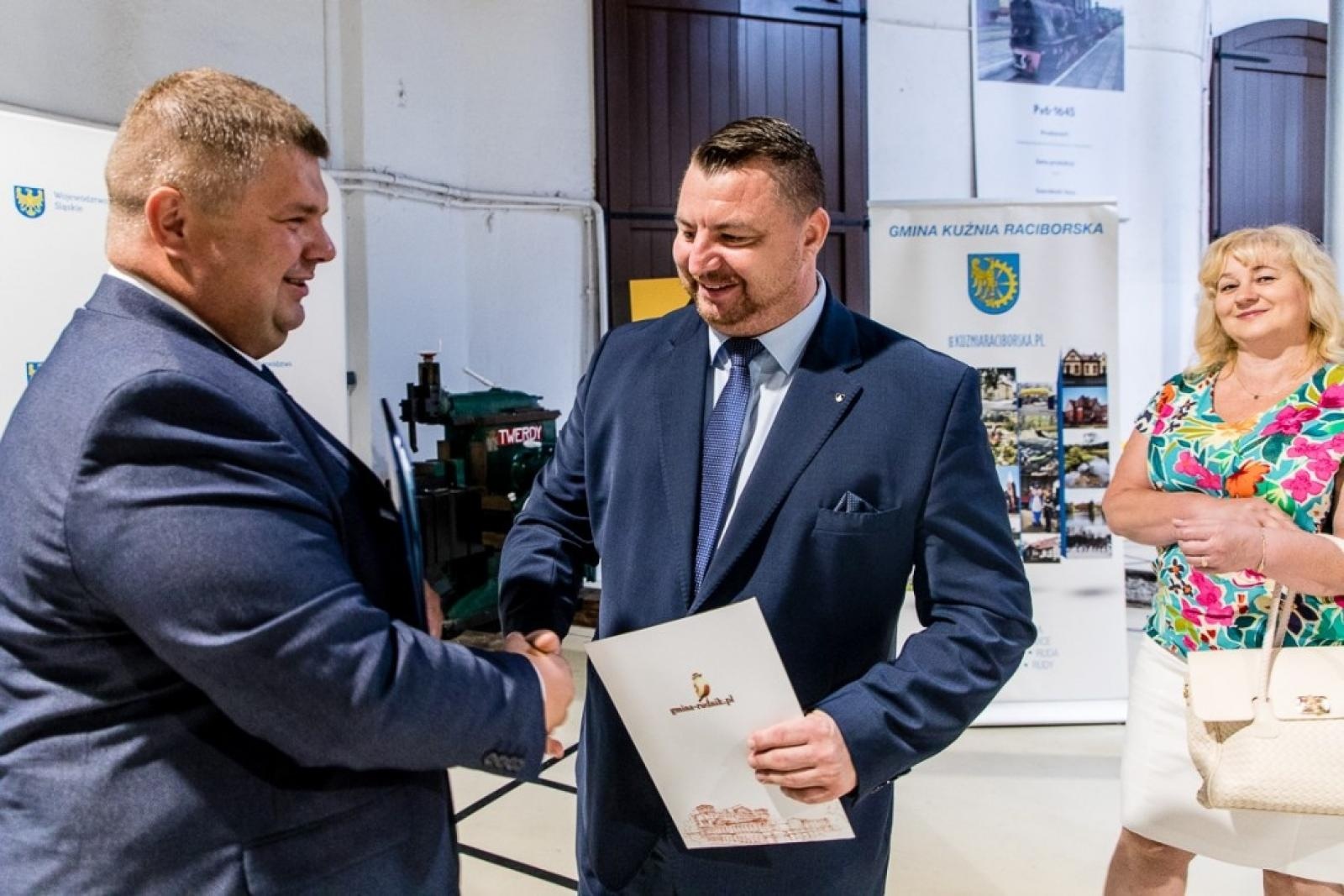 Zdjęcie w galerii na portalu naszraciborz.pl: Inicjatywa sołecka dla Raciborszczyzny - umowy podpisano w skansenie wiadomości z regionu