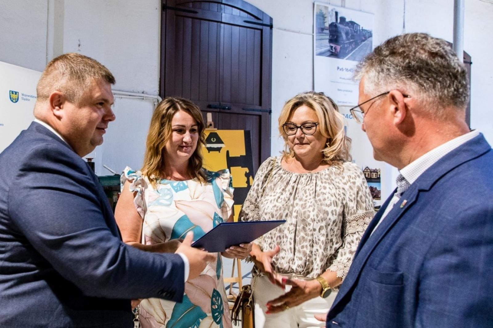 Zdjęcie w galerii na portalu naszraciborz.pl: Inicjatywa sołecka dla Raciborszczyzny - umowy podpisano w skansenie wiadomości z regionu