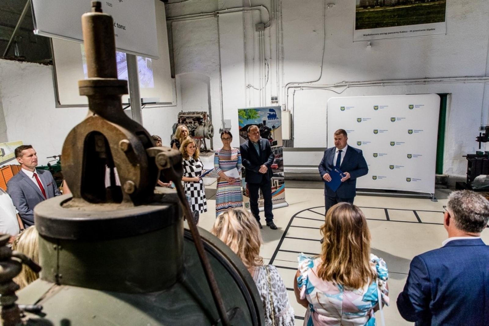 Zdjęcie w galerii na portalu naszraciborz.pl: Inicjatywa sołecka dla Raciborszczyzny - umowy podpisano w skansenie wiadomości z regionu