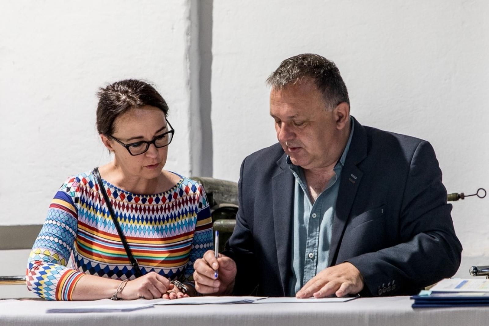 Zdjęcie w galerii na portalu naszraciborz.pl: Inicjatywa sołecka dla Raciborszczyzny - umowy podpisano w skansenie wiadomości z regionu