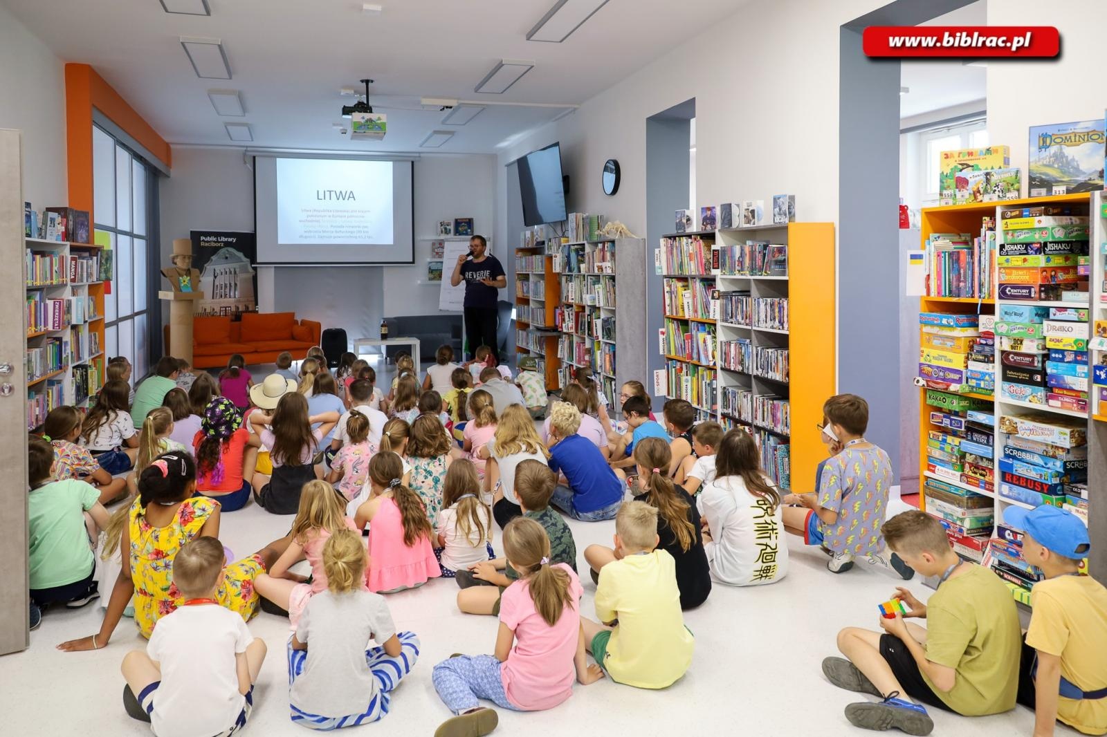 Zdjęcie w galerii na portalu naszraciborz.pl: Bajki polskie i litewskie wybrzmiały w kolejnym tygodniu Baśniowego Lata z Biblioteką wiadomości z regionu