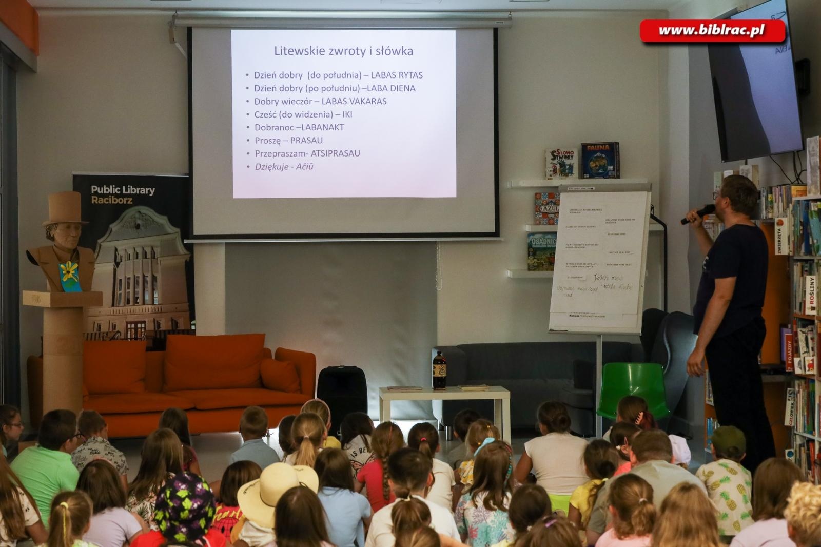 Zdjęcie w galerii na portalu naszraciborz.pl: Bajki polskie i litewskie wybrzmiały w kolejnym tygodniu Baśniowego Lata z Biblioteką wiadomości z regionu