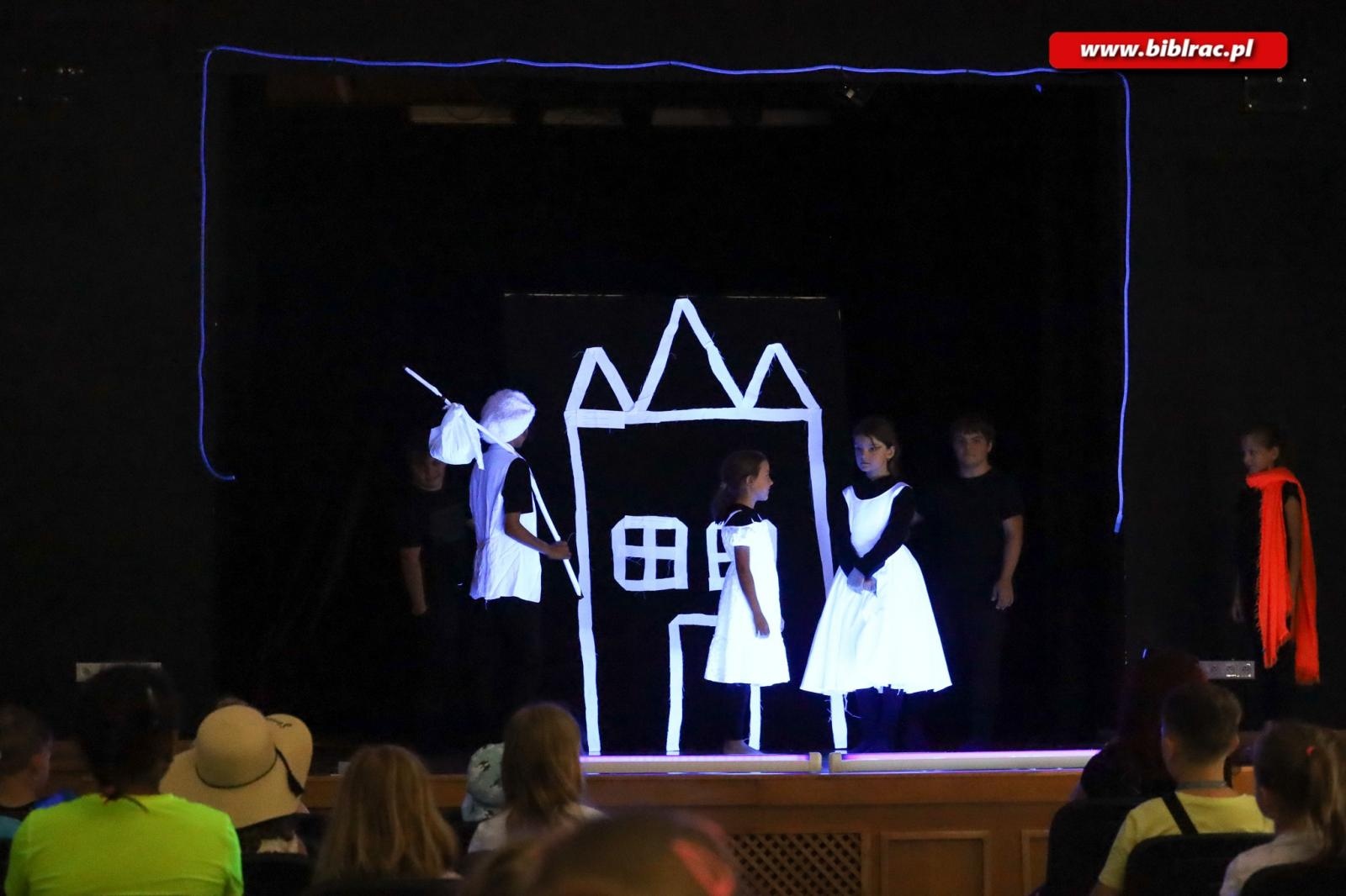 Zdjęcie w galerii na portalu naszraciborz.pl: Bajki polskie i litewskie wybrzmiały w kolejnym tygodniu Baśniowego Lata z Biblioteką wiadomości z regionu