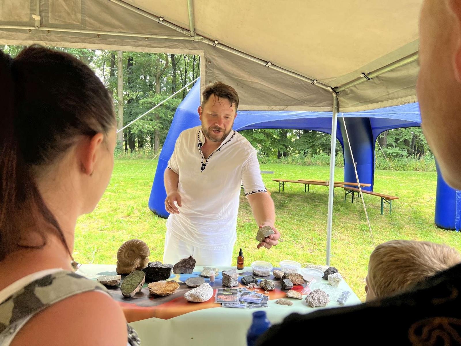 Zdjęcie w galerii na portalu naszraciborz.pl: Pałac w świecie żywiołów. Spotkanie z nauką i sztuką w Rzuchowie wiadomości z regionu