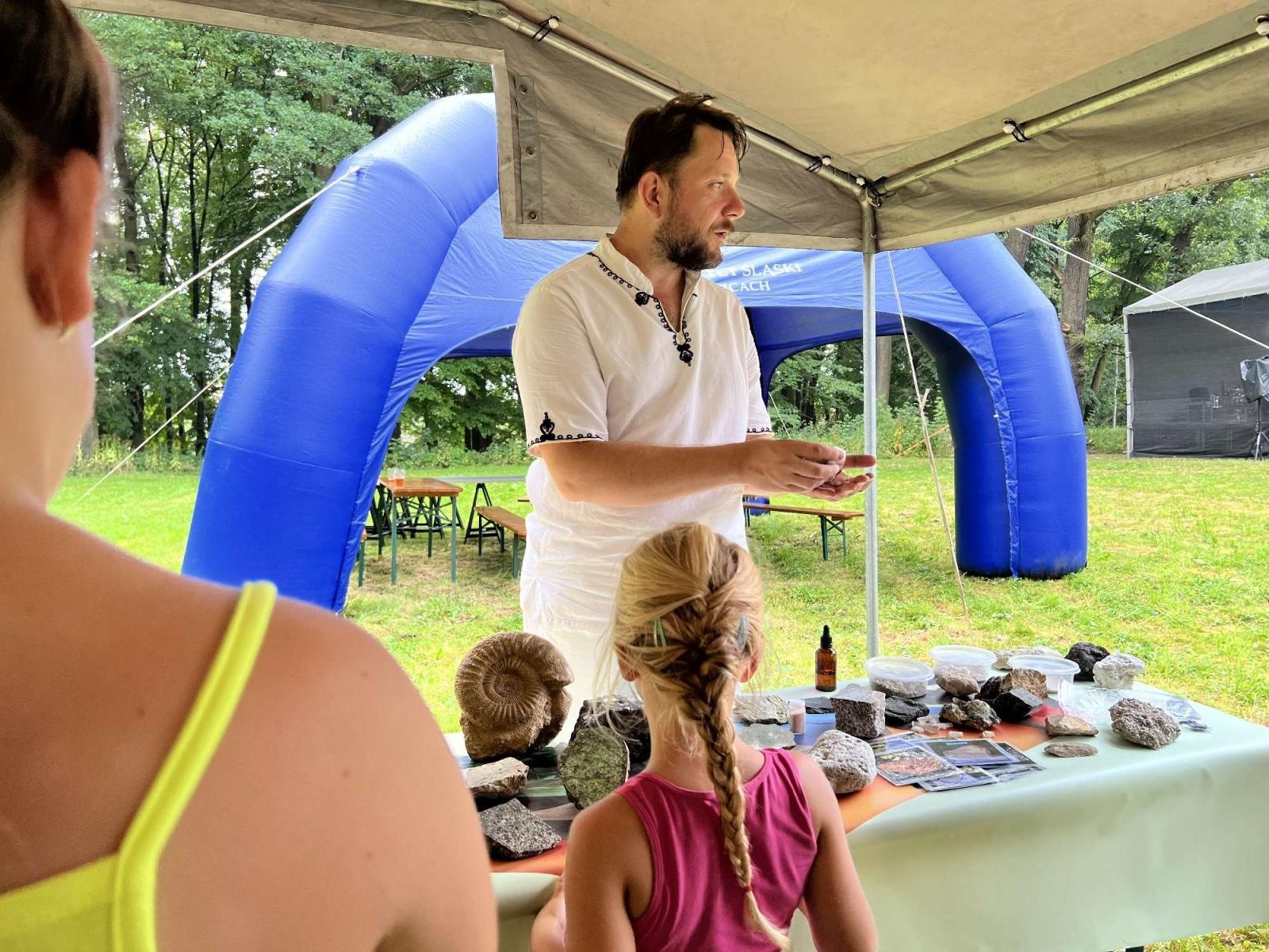 Zdjęcie w galerii na portalu naszraciborz.pl: Pałac w świecie żywiołów. Spotkanie z nauką i sztuką w Rzuchowie wiadomości z regionu