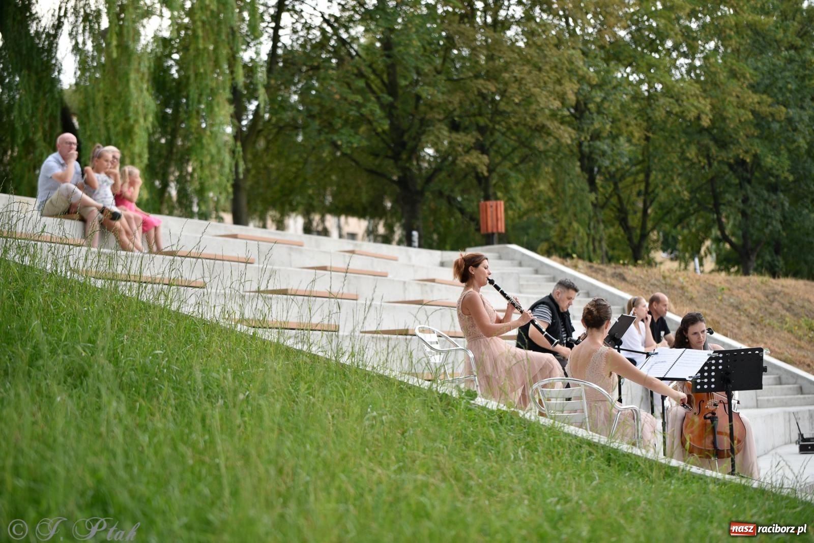 Zdjęcie w galerii na portalu naszraciborz.pl: Letnie koncerty na Bulwarach Nadodrzańskich - Elara Classic Trio wiadomości z regionu