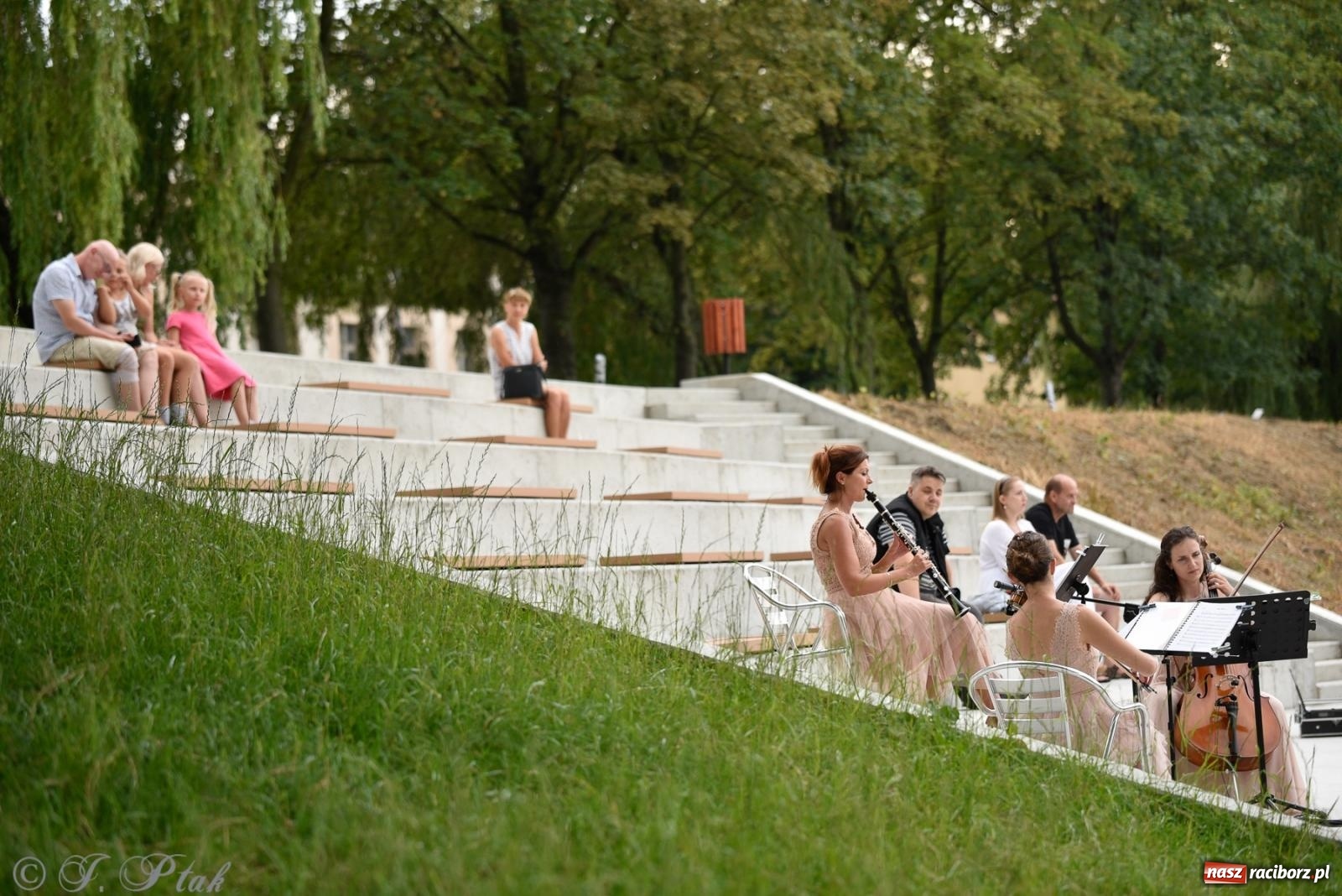 Zdjęcie w galerii na portalu naszraciborz.pl: Letnie koncerty na Bulwarach Nadodrzańskich - Elara Classic Trio wiadomości z regionu