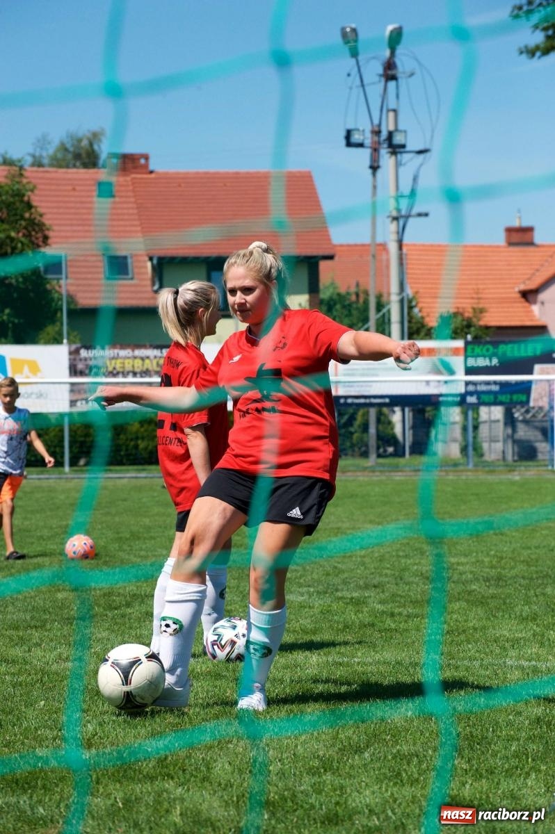 Zdjęcie w galerii na portalu naszraciborz.pl: Mutry kontra mamuśki - pełna emocji rywalizacja o puchar sołtysa w Tworkowie [FOTO] wiadomości z regionu